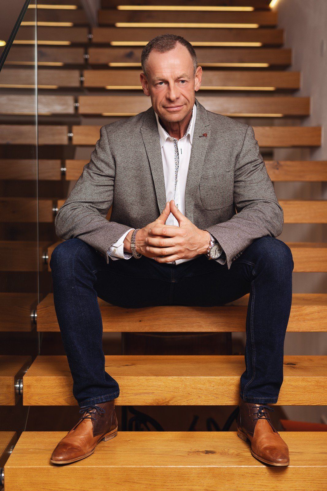 Dr. Richard Vanura - Relaunch4Life.at Dr. Richard Vanura - Relaunch4Life.at - sitzend auf Holzstiege