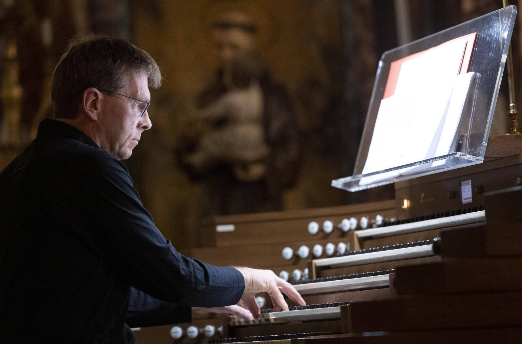 Jürgen Sonnentheil sitzt an der Orgel und spielt