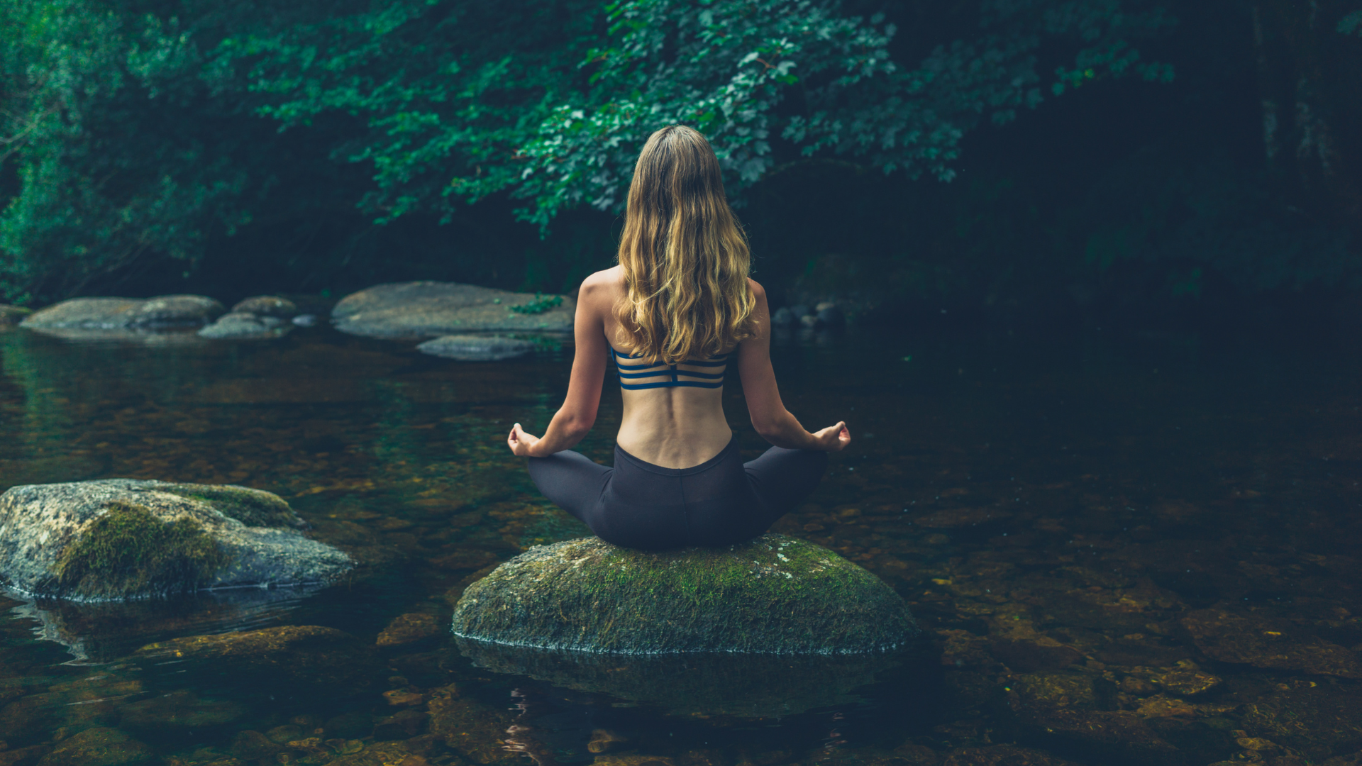 Frau Meditiert auf einem Stein in einem Fluß
