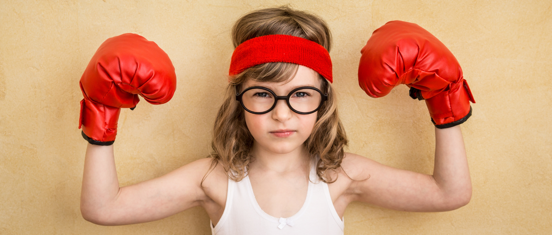 Starke Kinder Mentaltraining, Kind mit Boxhandschuhen