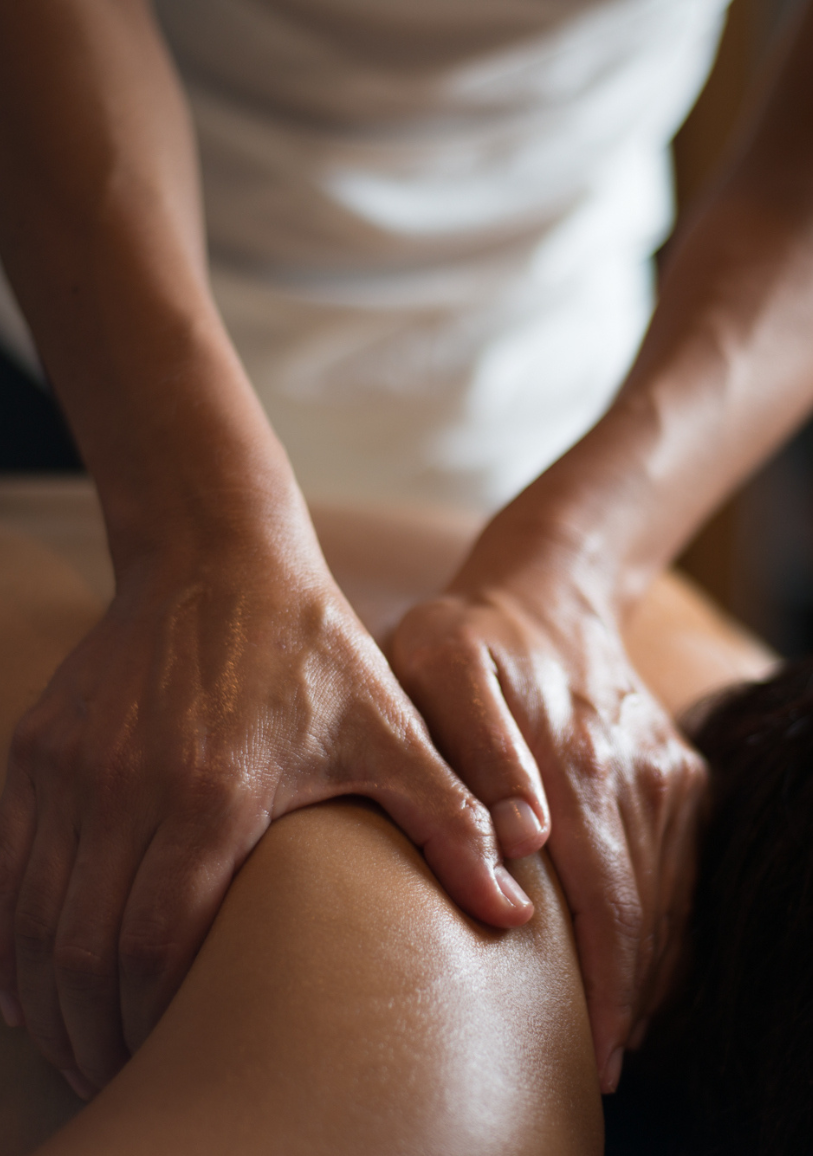 Massagebild, Mann liegt auf dem Tisch und Frau massiert