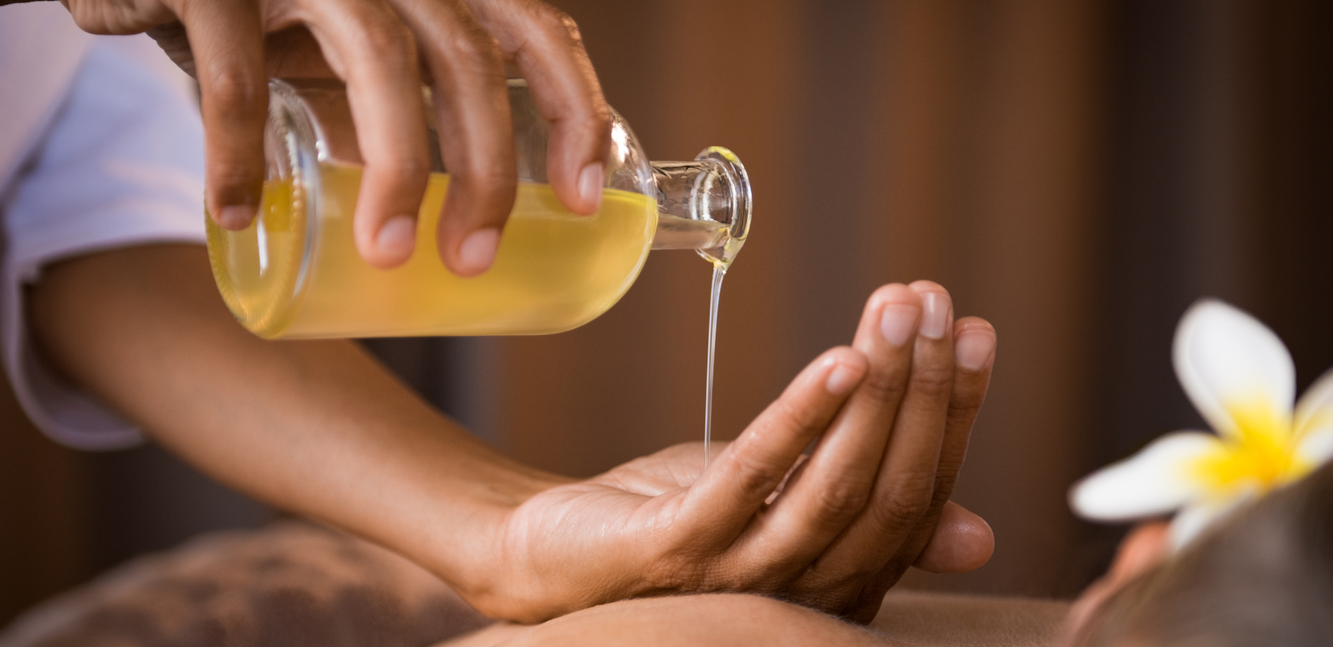 RainDrop Energetik Massage-Öl fließt in offene Hand