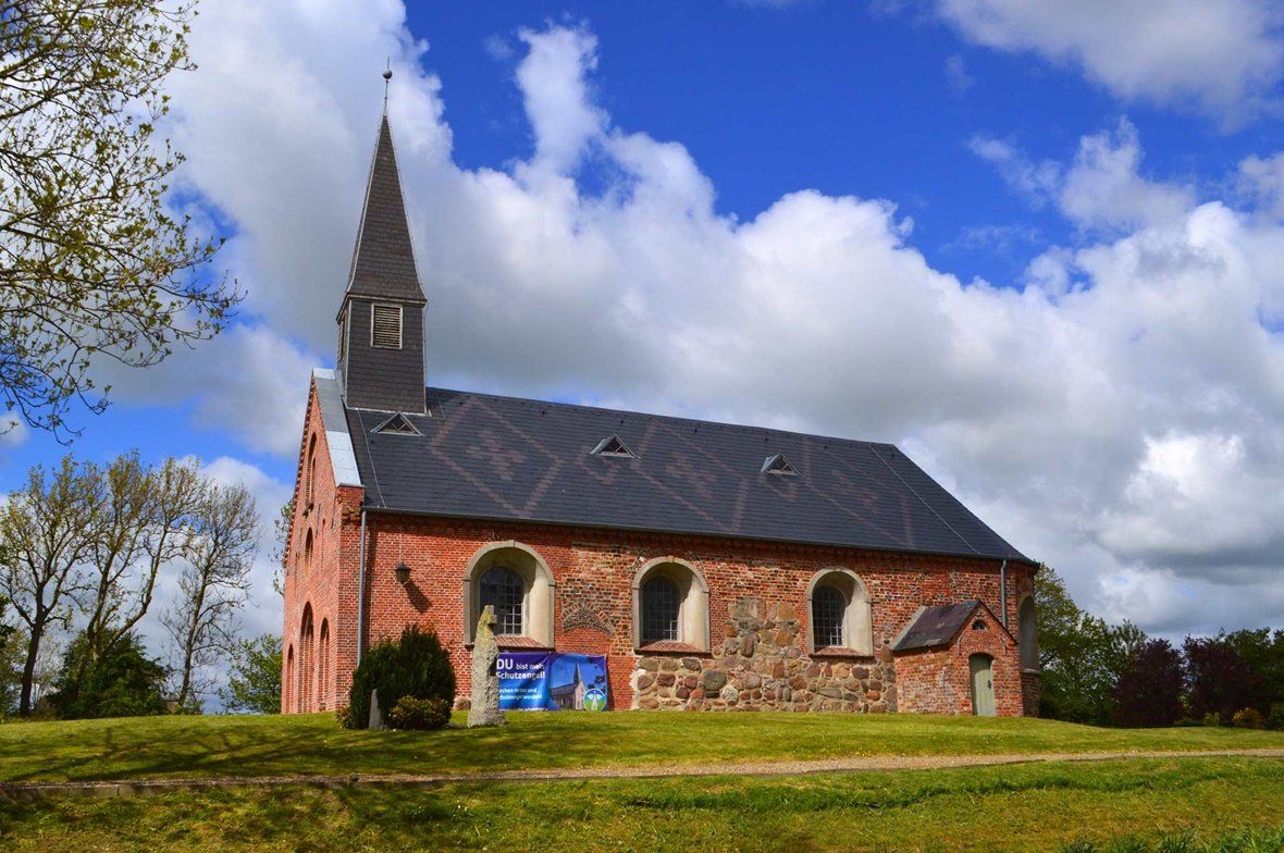 Die evangelische Kirche St. Martin in Vollerwiek gehört zu den 6 Kirchen auf der Halbinsel Eiderstedt, für die es 2013 eine 900 Jahr-Feier gegeben hat.