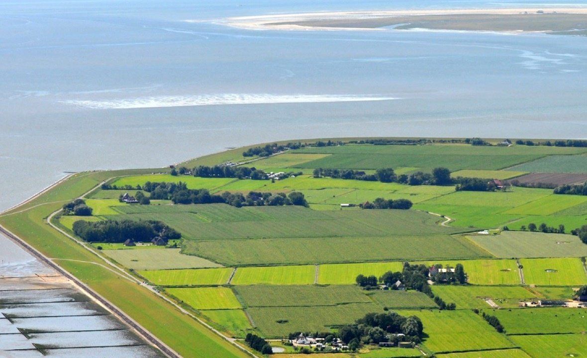 Vollerwiek, die Gemeinde erstreckt sich auf ca. 6 Km entlang der Deichlinie und umfasst eine Fläche von ca. 4,63 km²