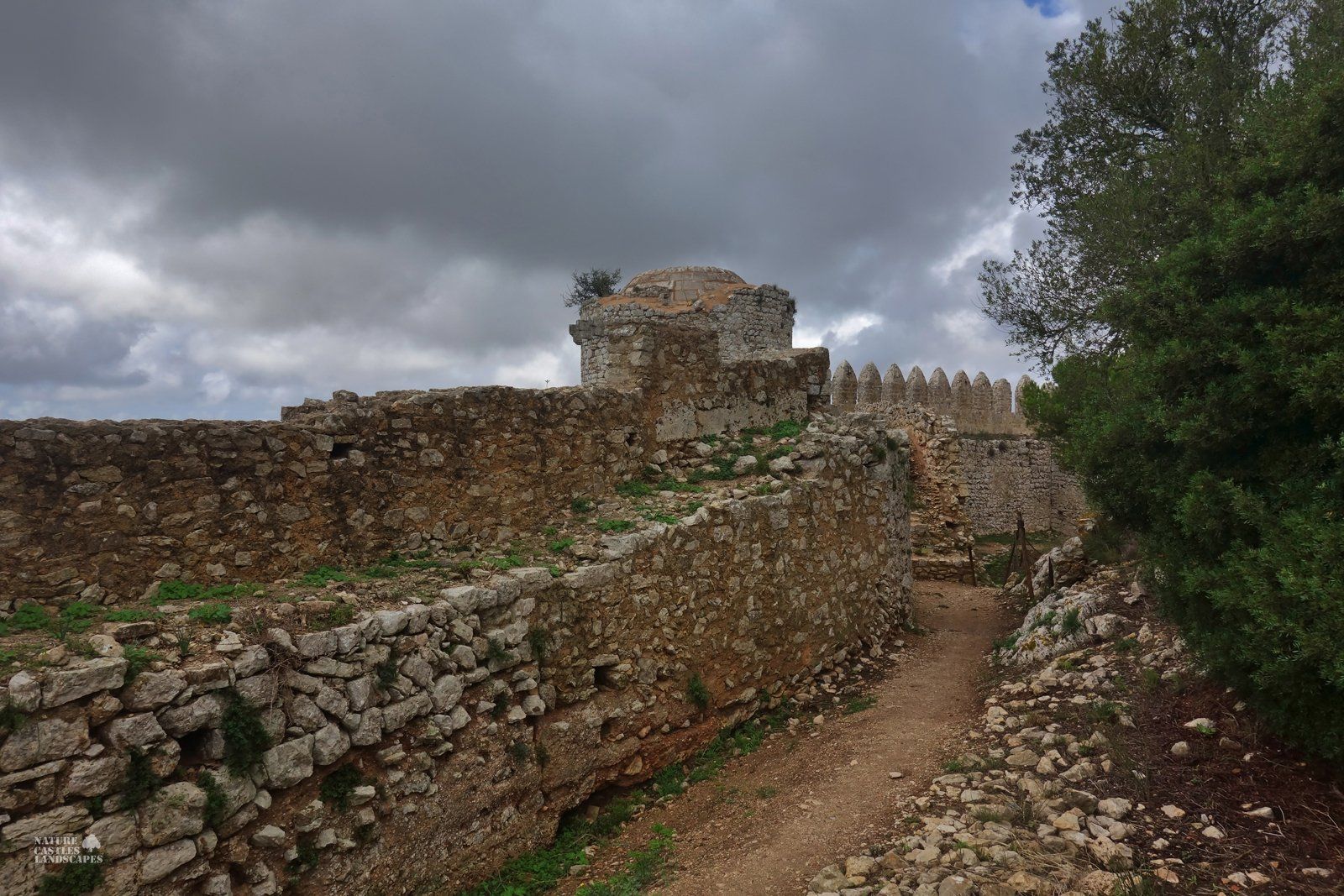Castell de Santueri walls and path