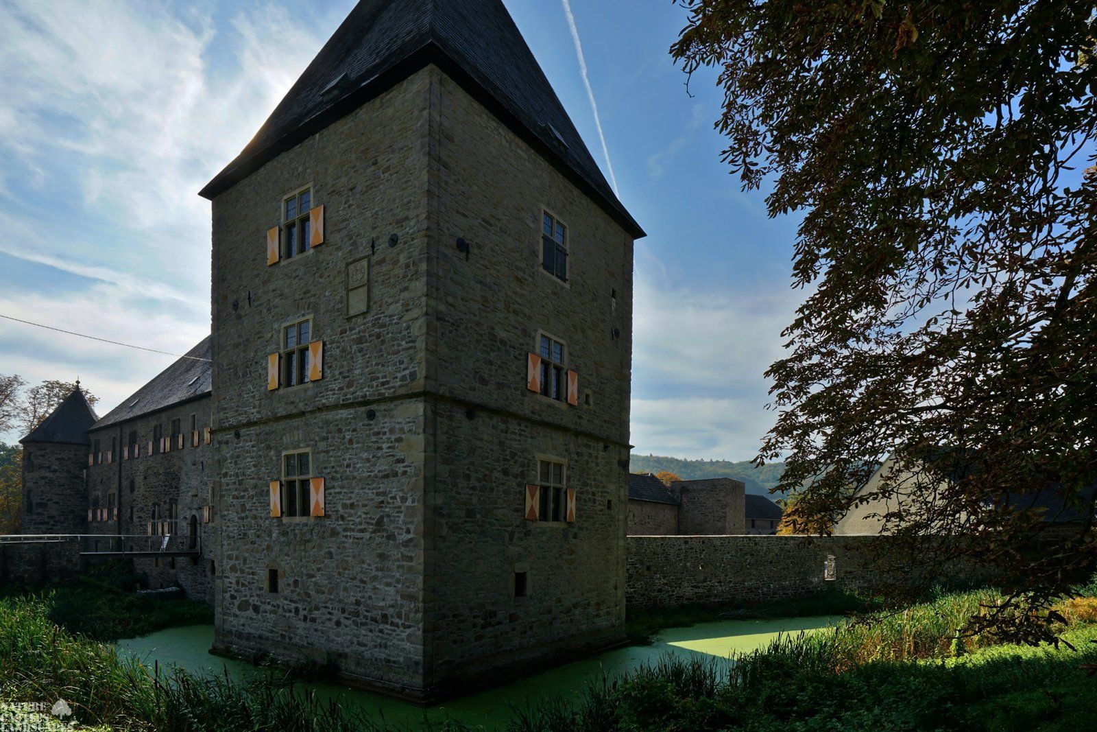 viereckiger Wohnturm mit drei Geschossen