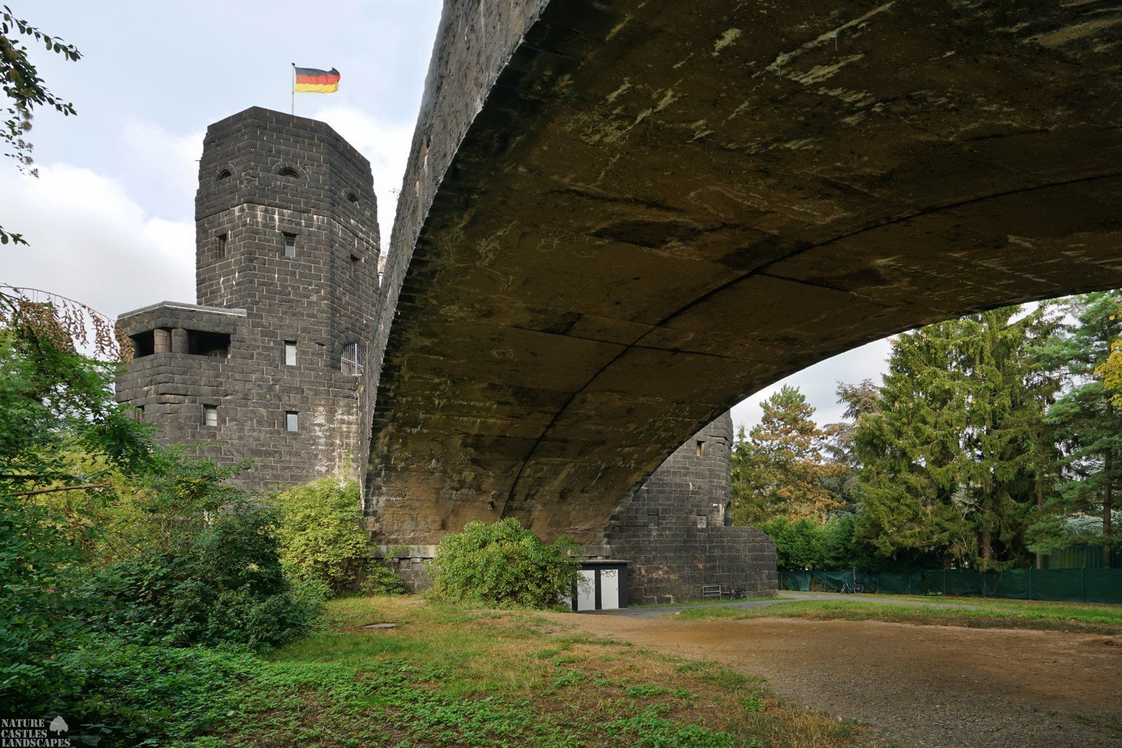 Unter der ehemaligen Brücke