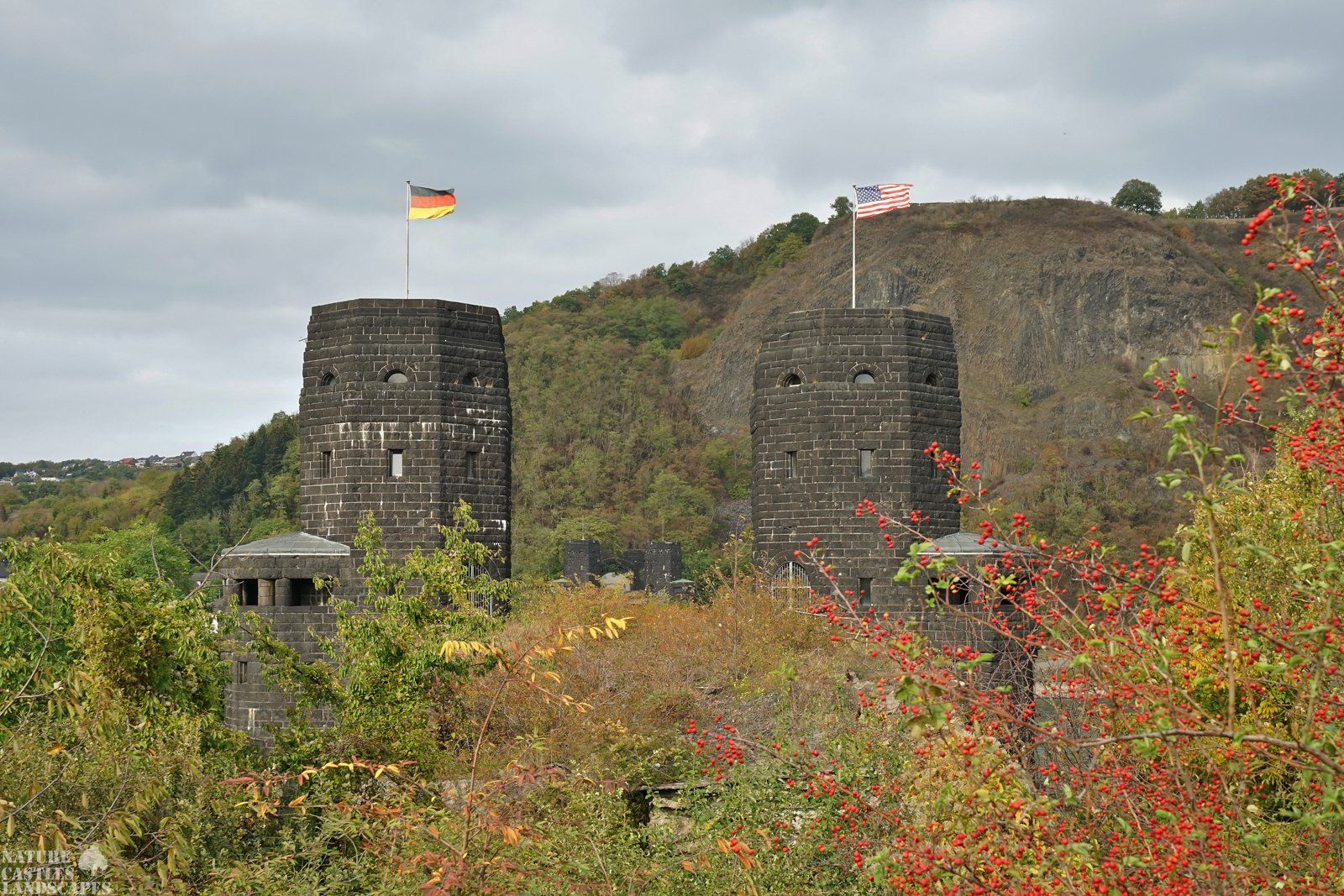 Die Reste der ehemaligen Ludendorff-Brücke mit der Erpeler Ley