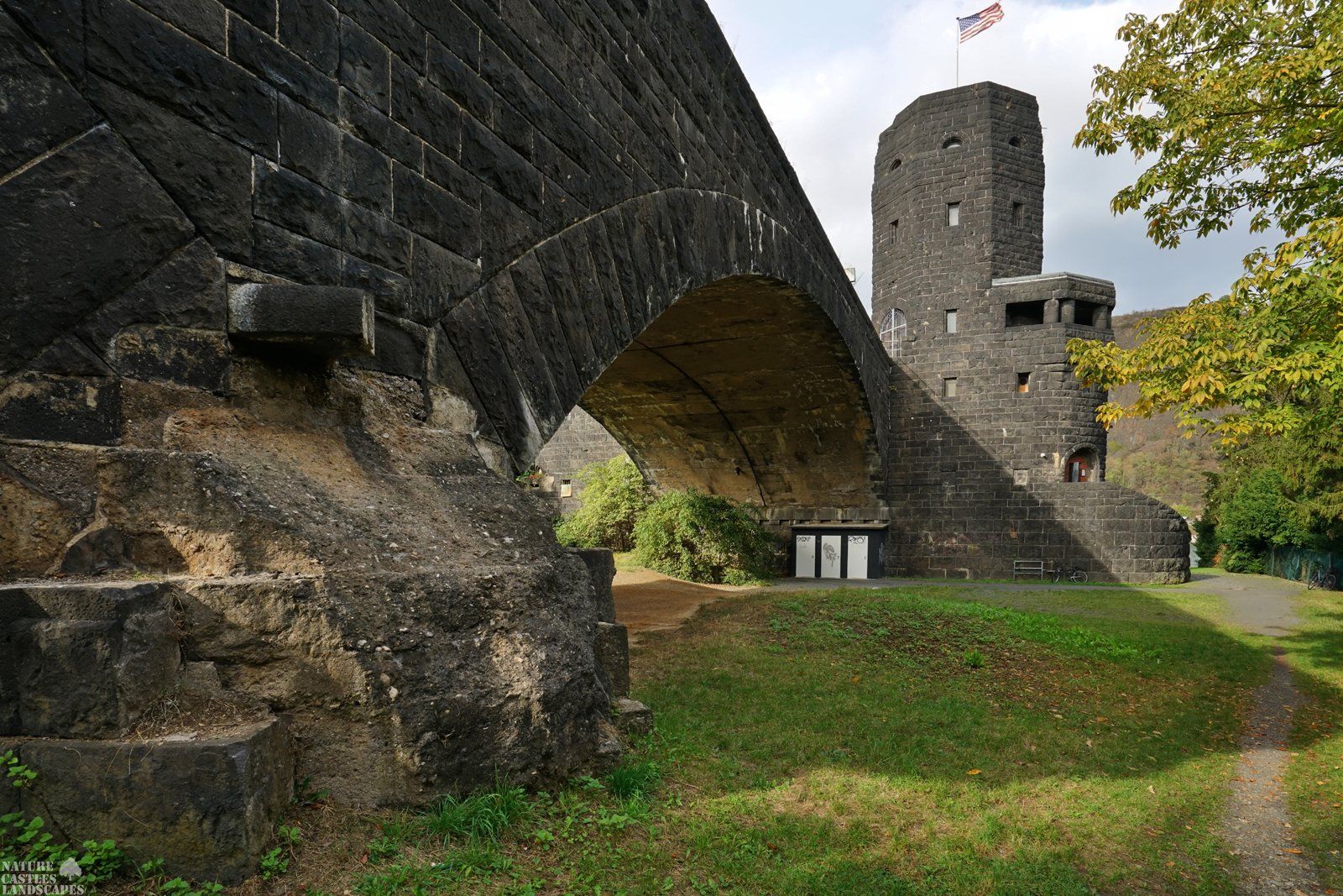 Einer der Brueckenpfeiler an Land