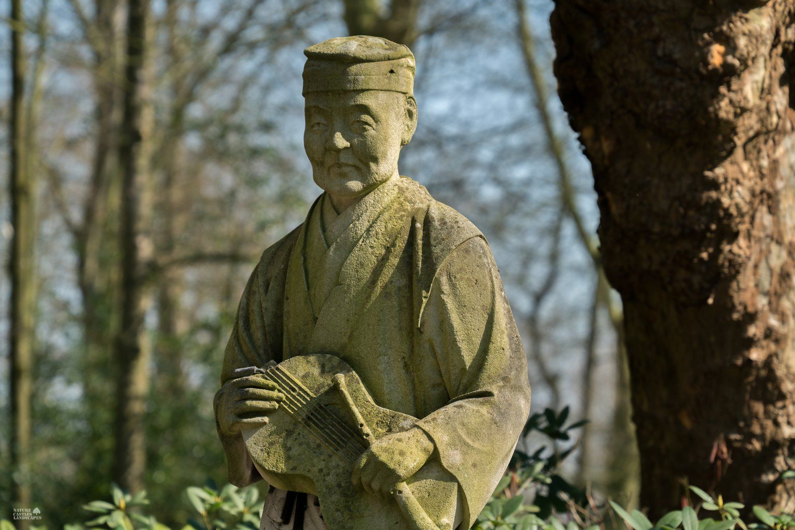 Sculpture at the chinese fountain picture musician