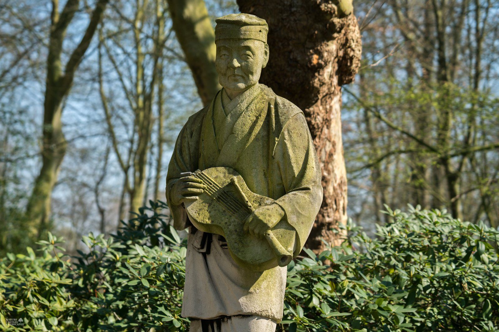 Sculpture at the chinese fountain picture savant
