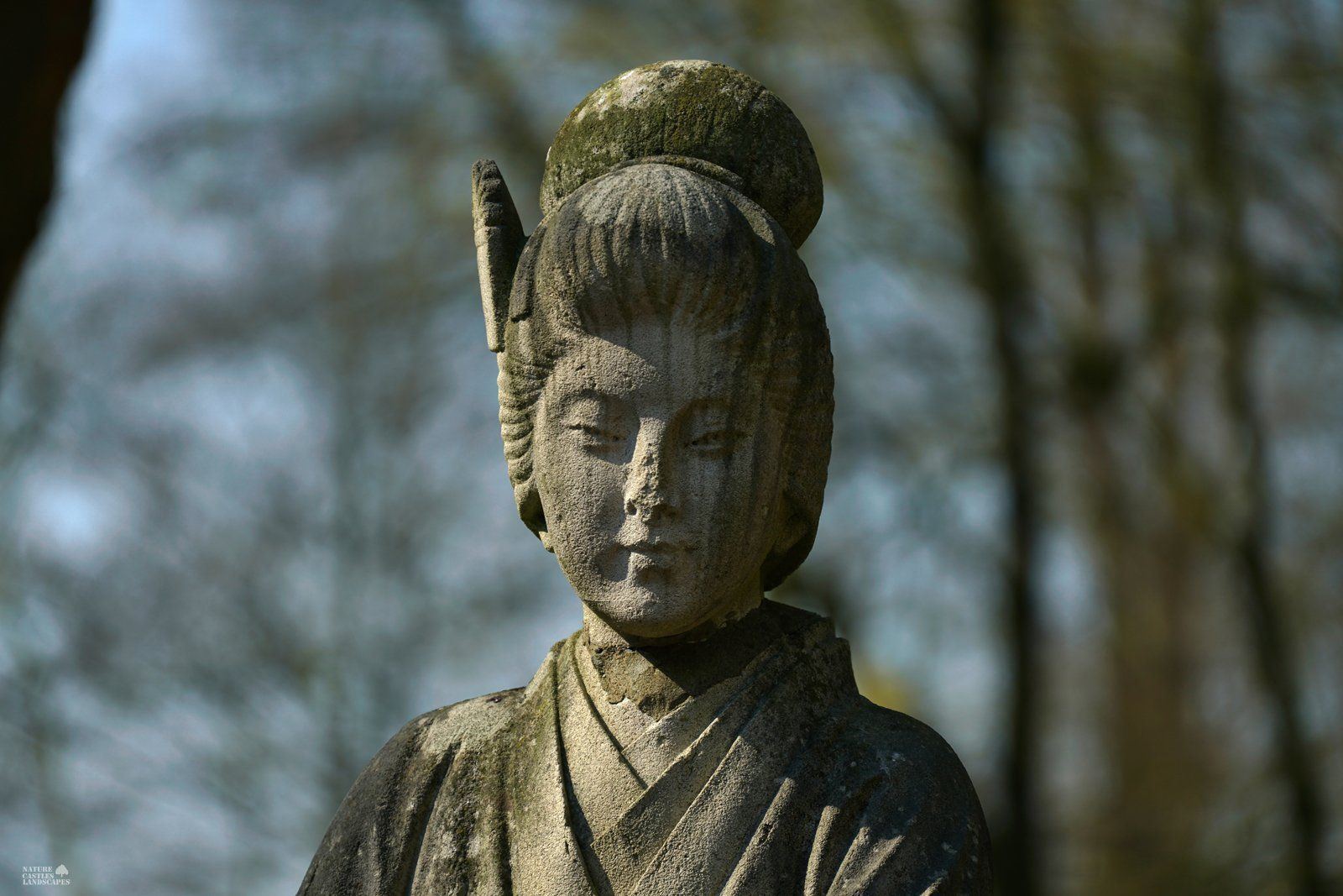 Sculpture at the chinese fountain picture geisha