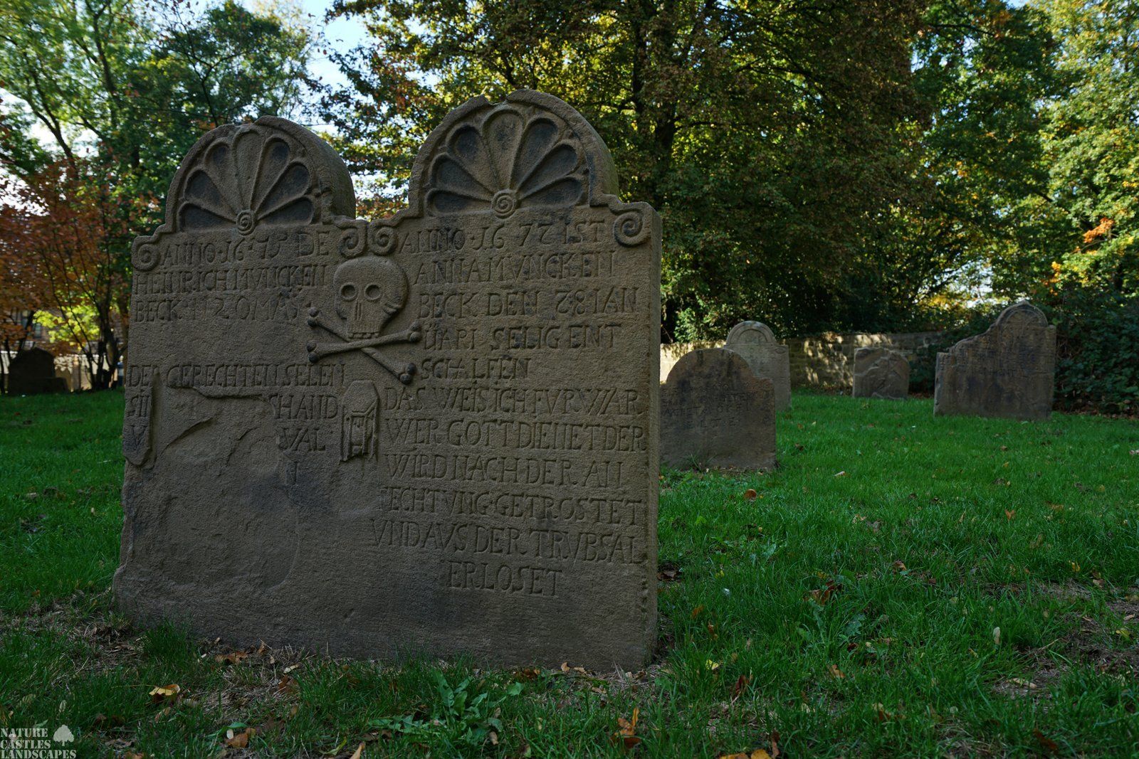 grabstein mit schaedel