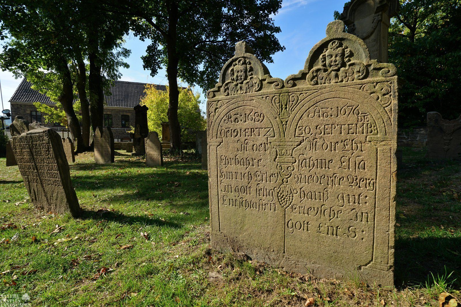 Jahreszahlen auf historischen Grabstein