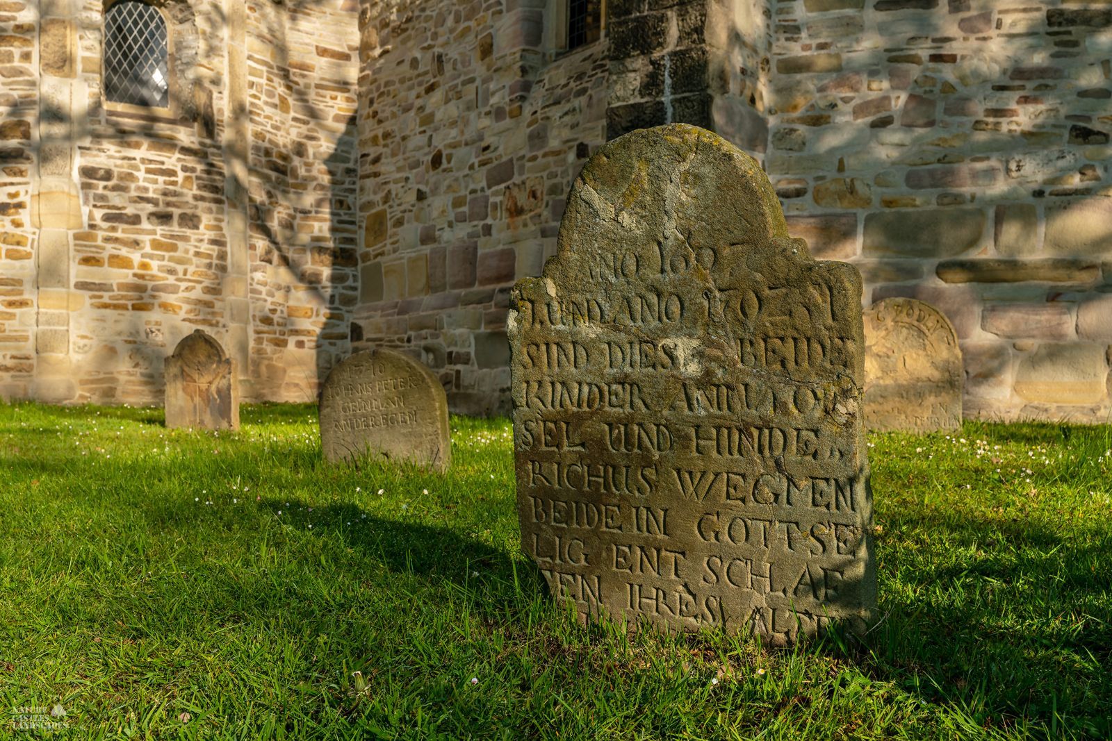 picture of the historic gravestones in stiepel