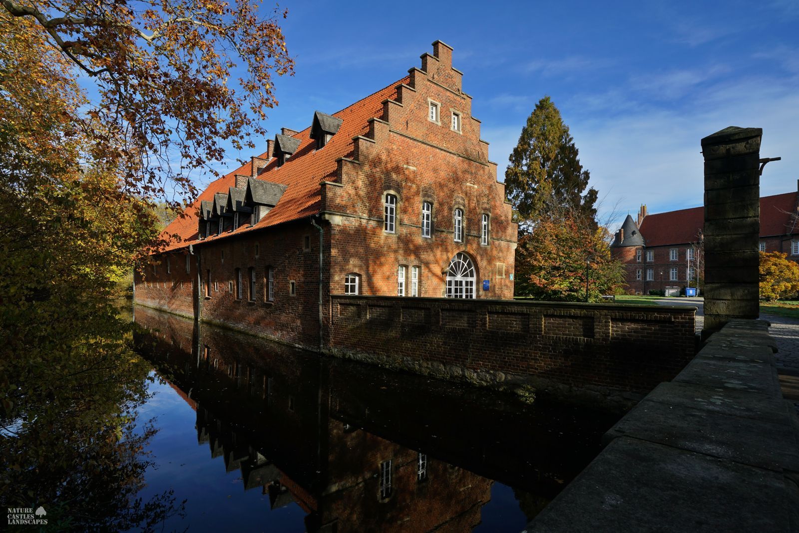 bridge over the moat at herten castle