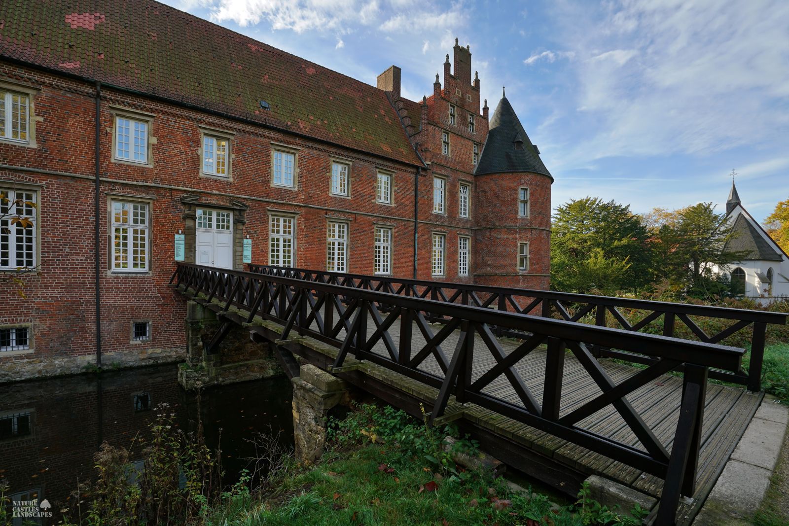 wooden bridge over the moat at herten castle