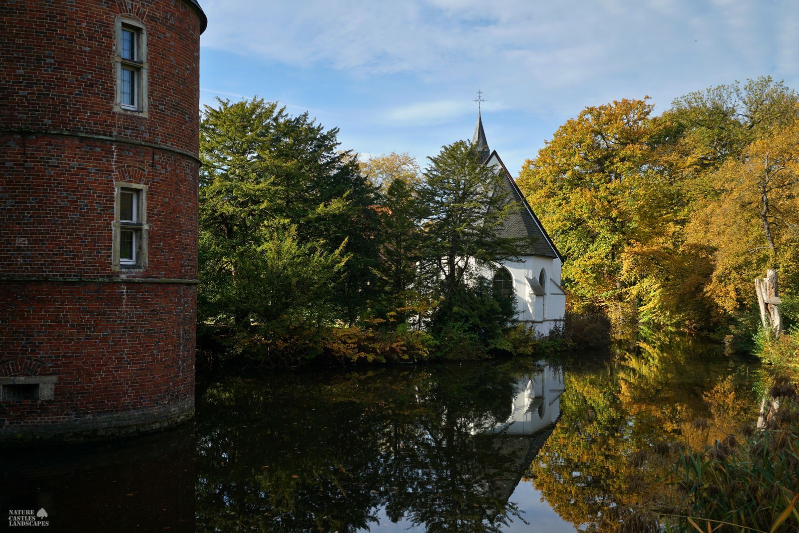picture of the moat at herten castle