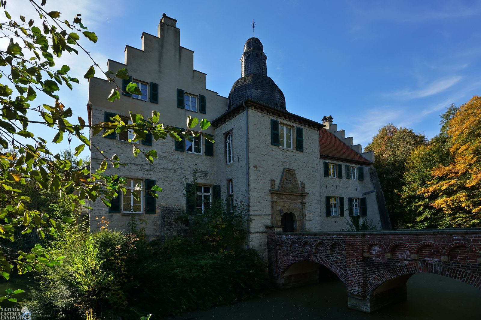 der vordere eingang mit bruecke