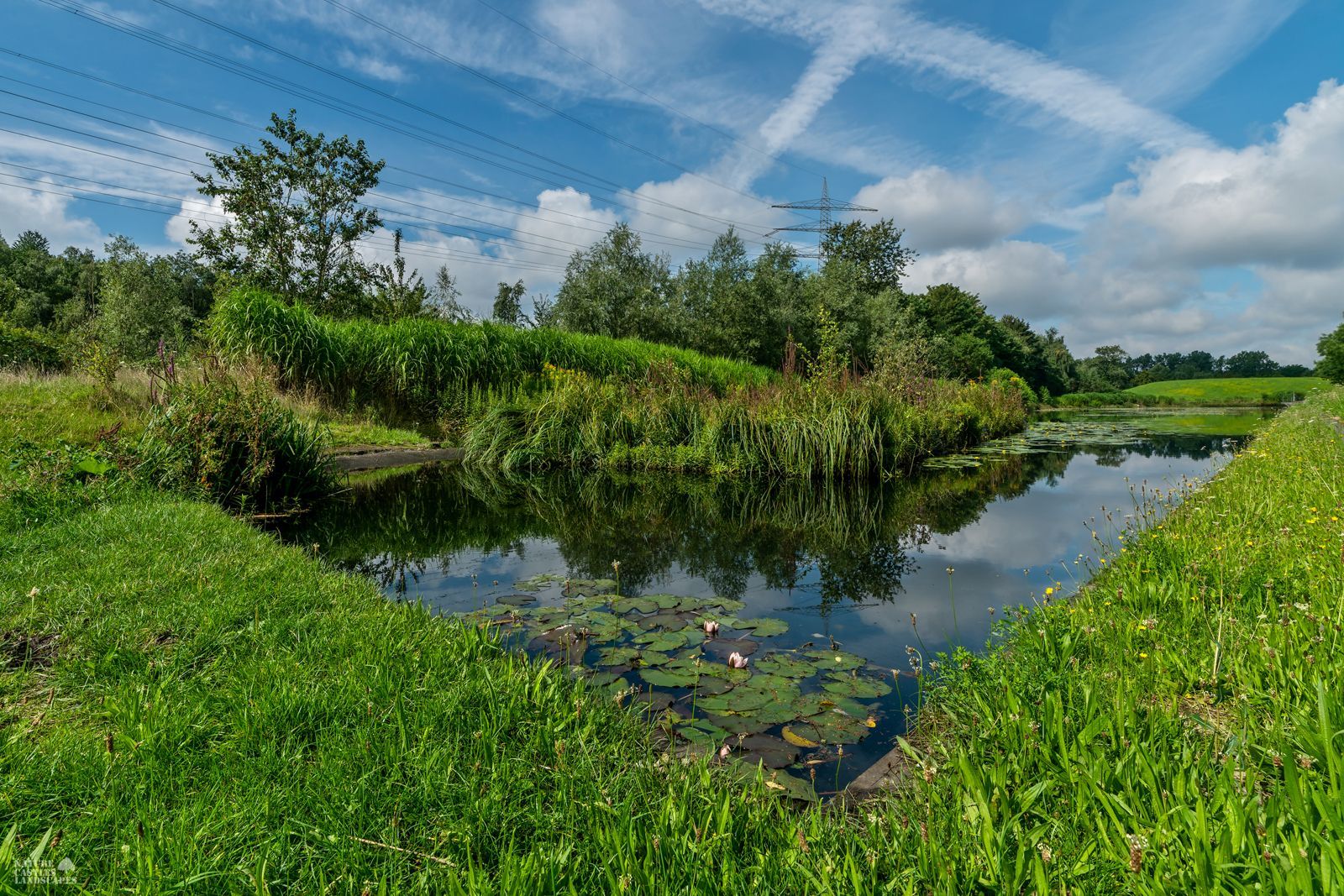 Das Regenwasserrueckhaltebecken genannt Mondsee in Herten