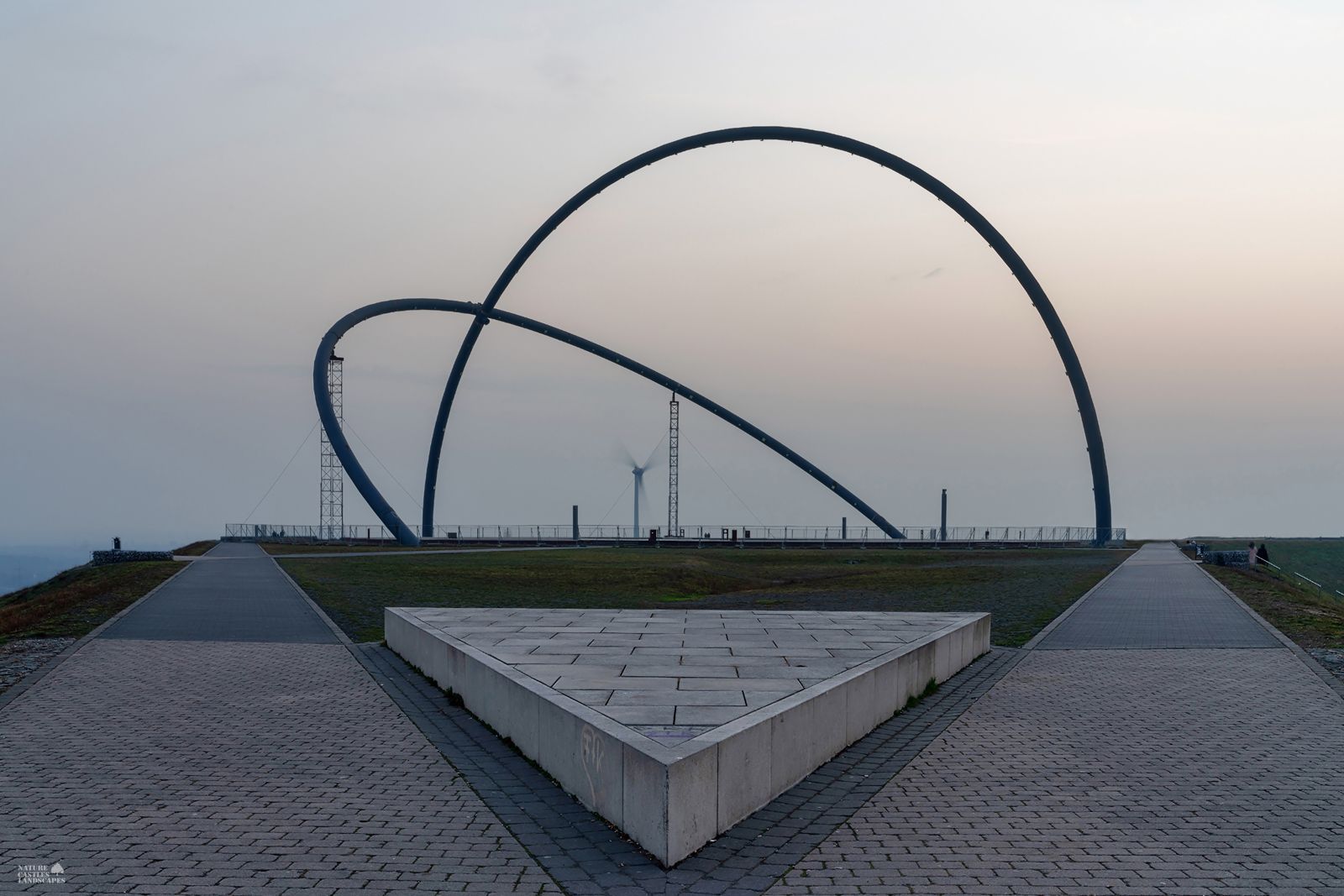 wanderwege treffen sich am Horizontobservatorium auf der halde hoheward in herten