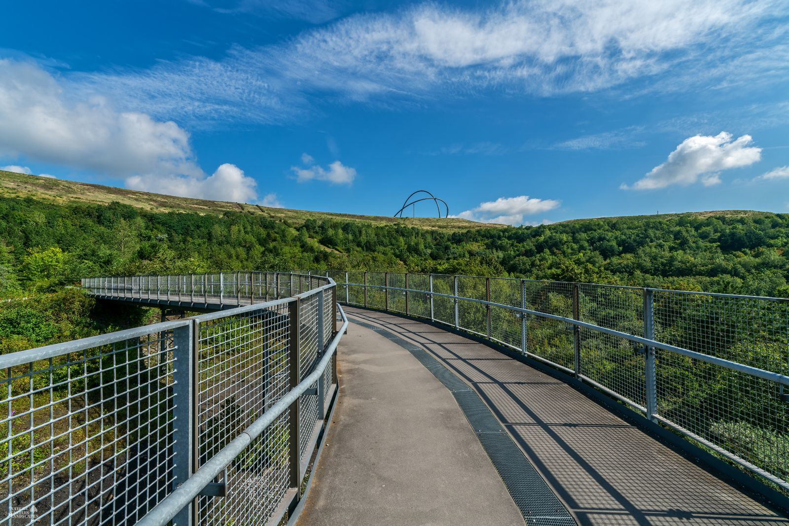 Von der Panorambruecke in Herten ist das Himmelsobservatorium auf der Halde Hoheward zu erkennen