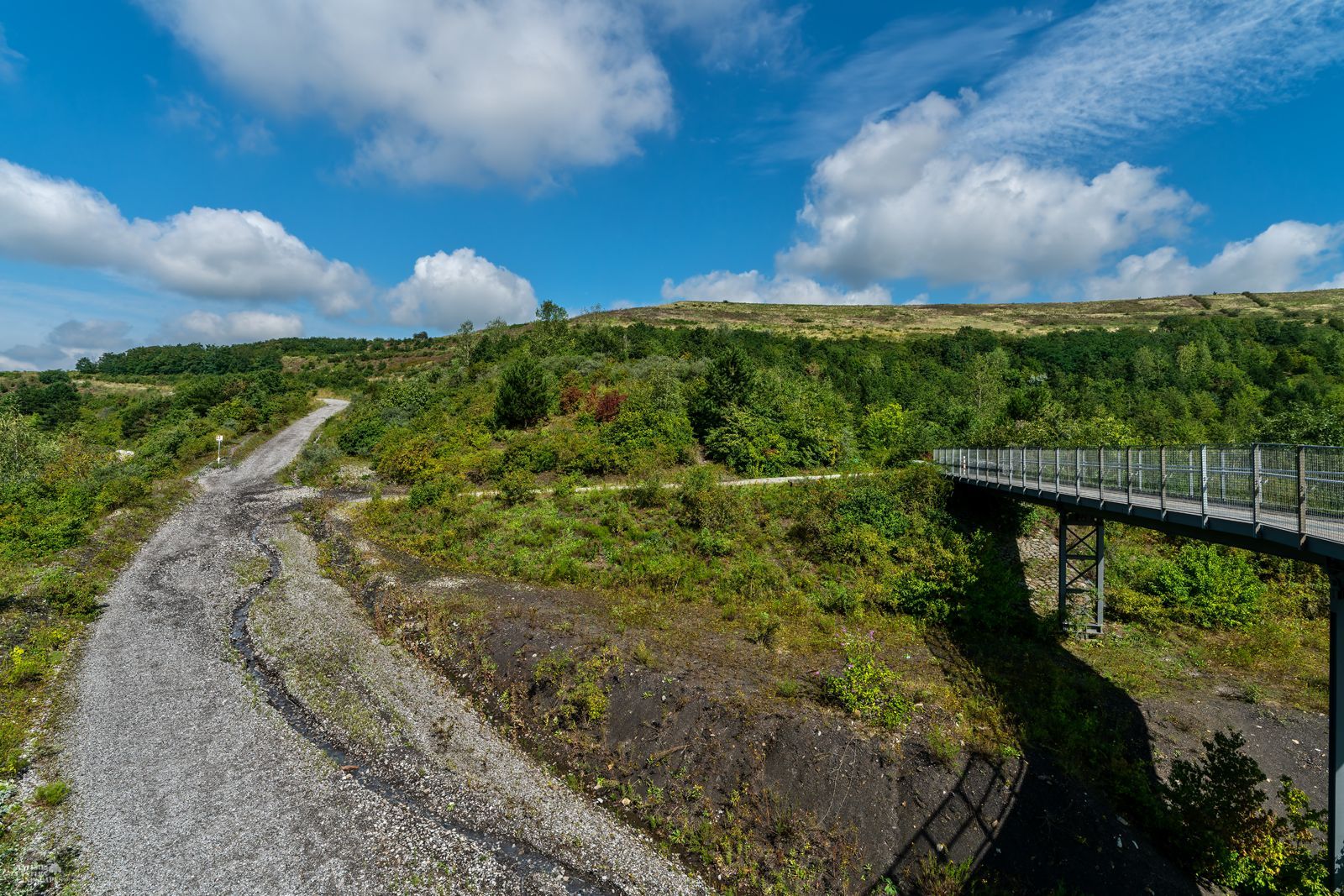 Die Himmelsbruecke und der Transportweg auf der Halde Hoheward in Herten