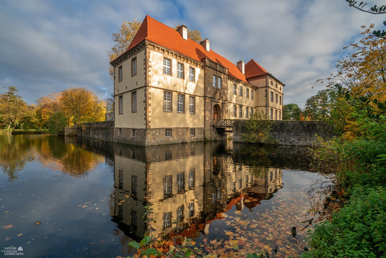 wasser und reflexion vor schloss struenkede