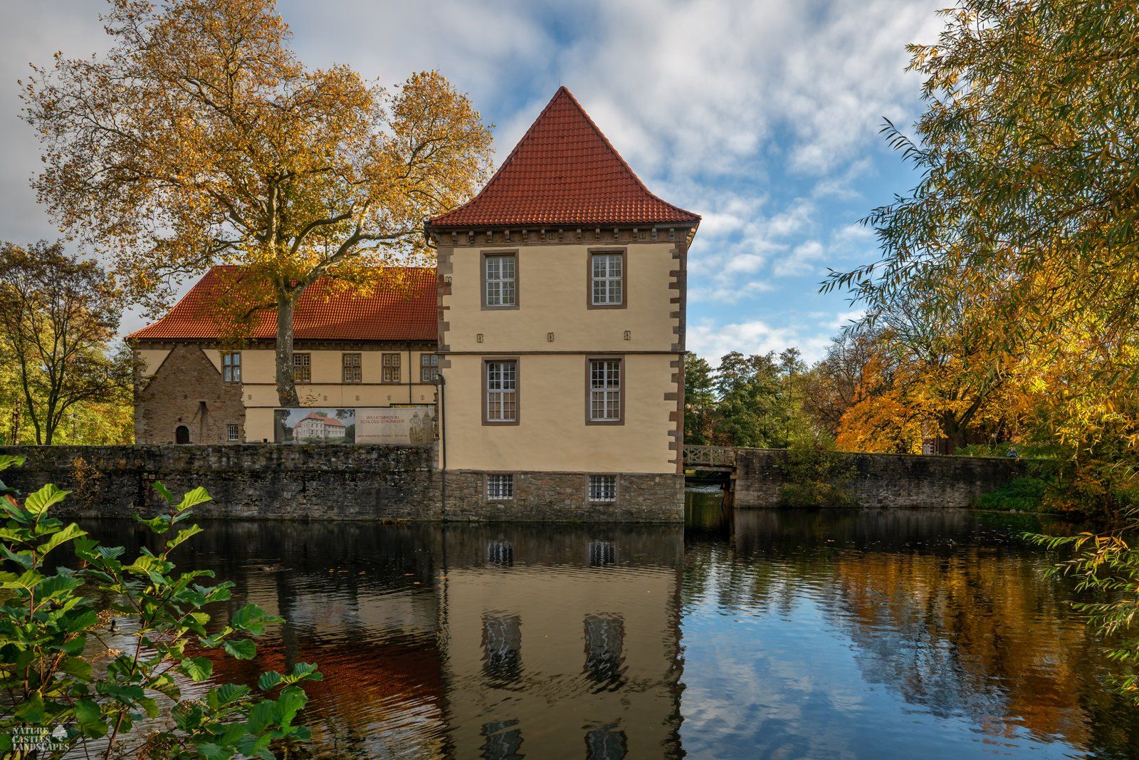 schloss struenkede im herbst