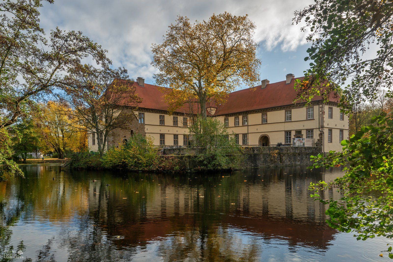 schloss struenkede im herbst