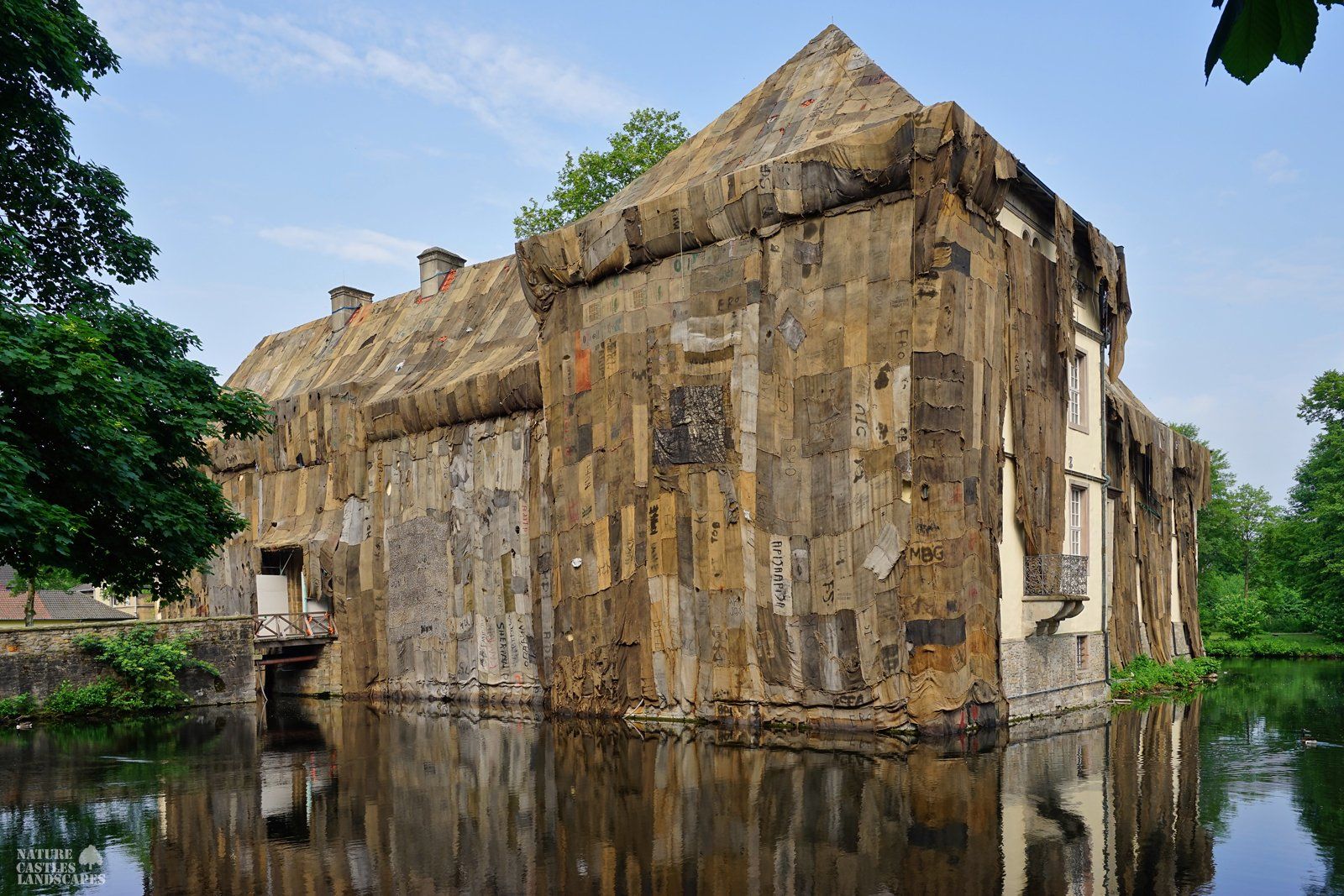 seitenansicht des verhuellten schloss struenkede in herne
