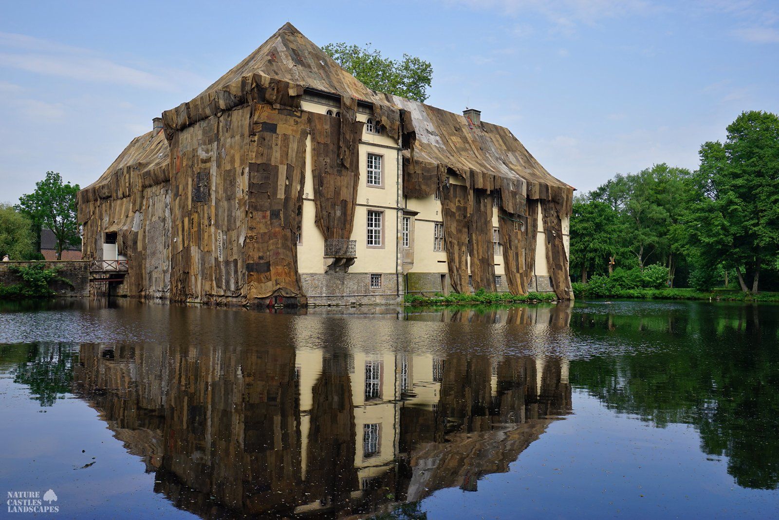 das verhuellte schloss struenkede in der seitenansicht