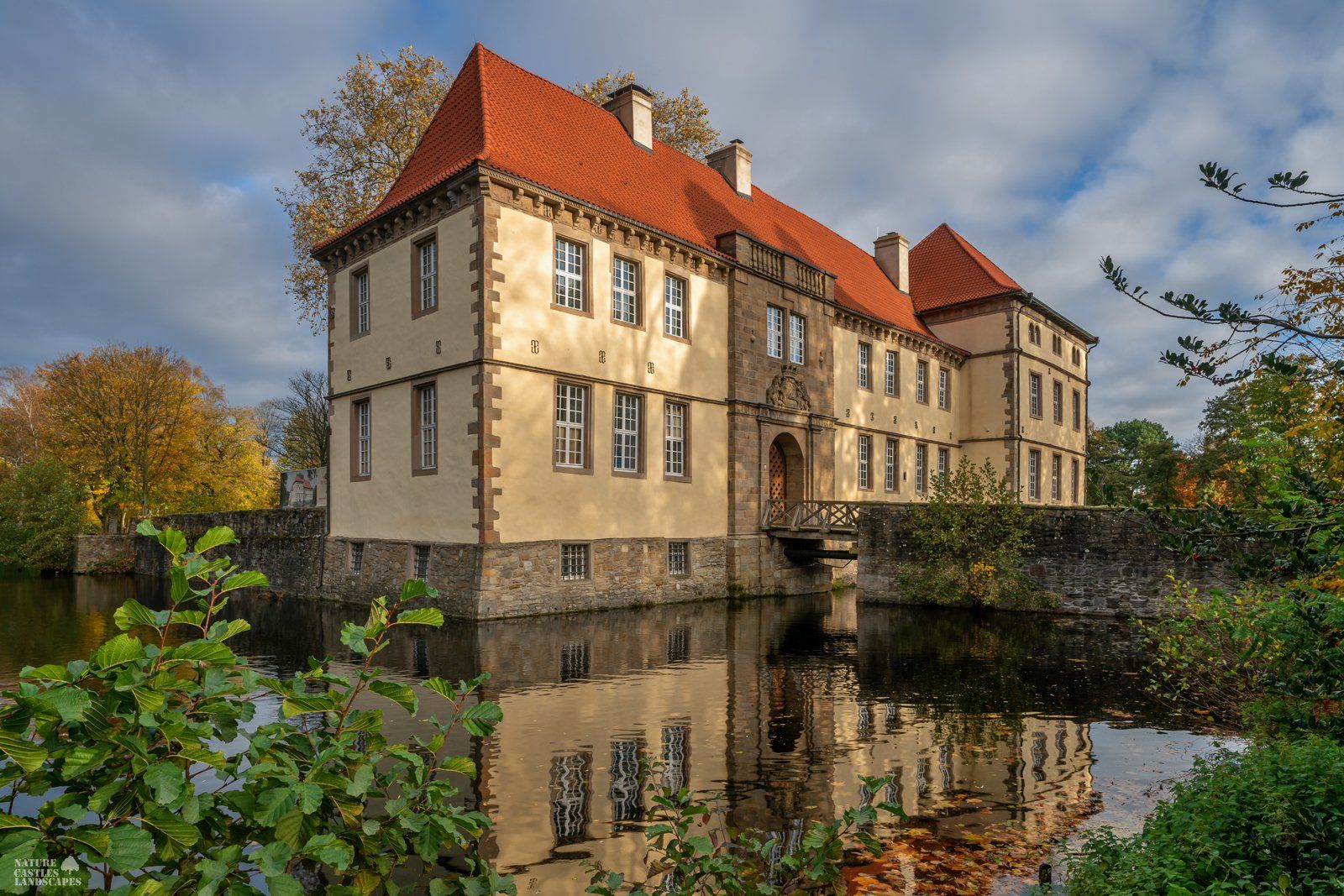 ansicht von schloss struenkede an einem herbstmorgen