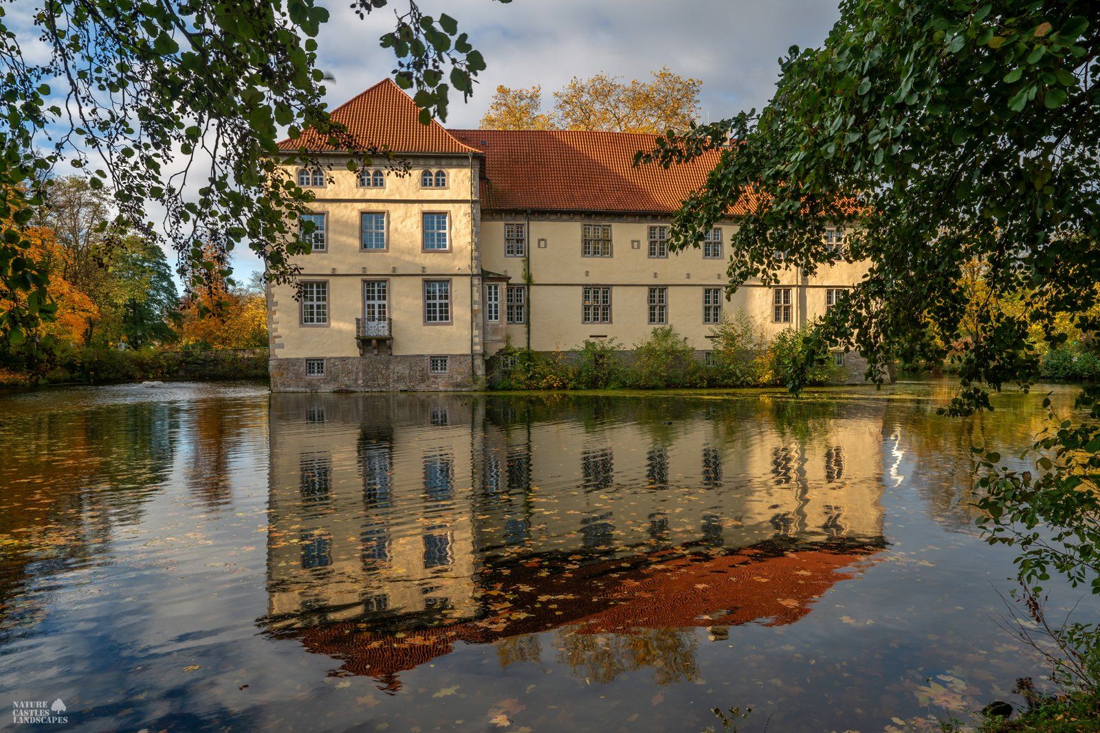 versteckt hinter baeumen das schloss struenkede