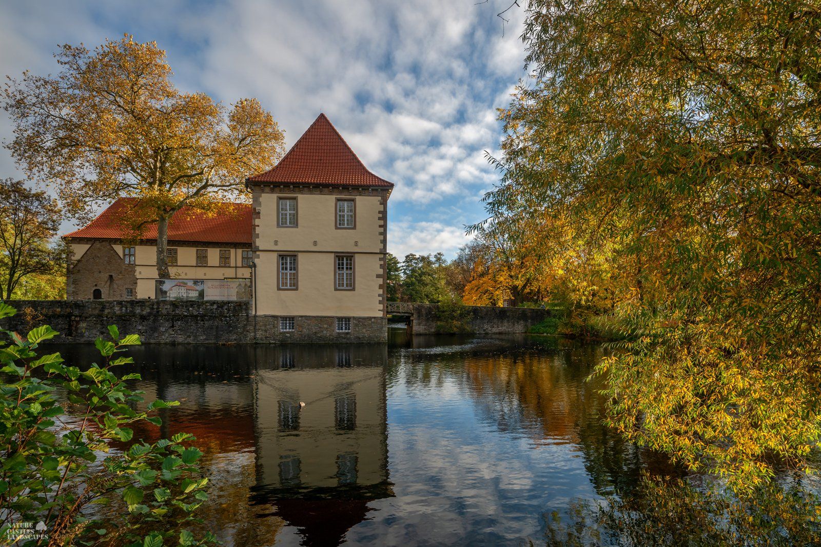 weide vor schloss struenkede