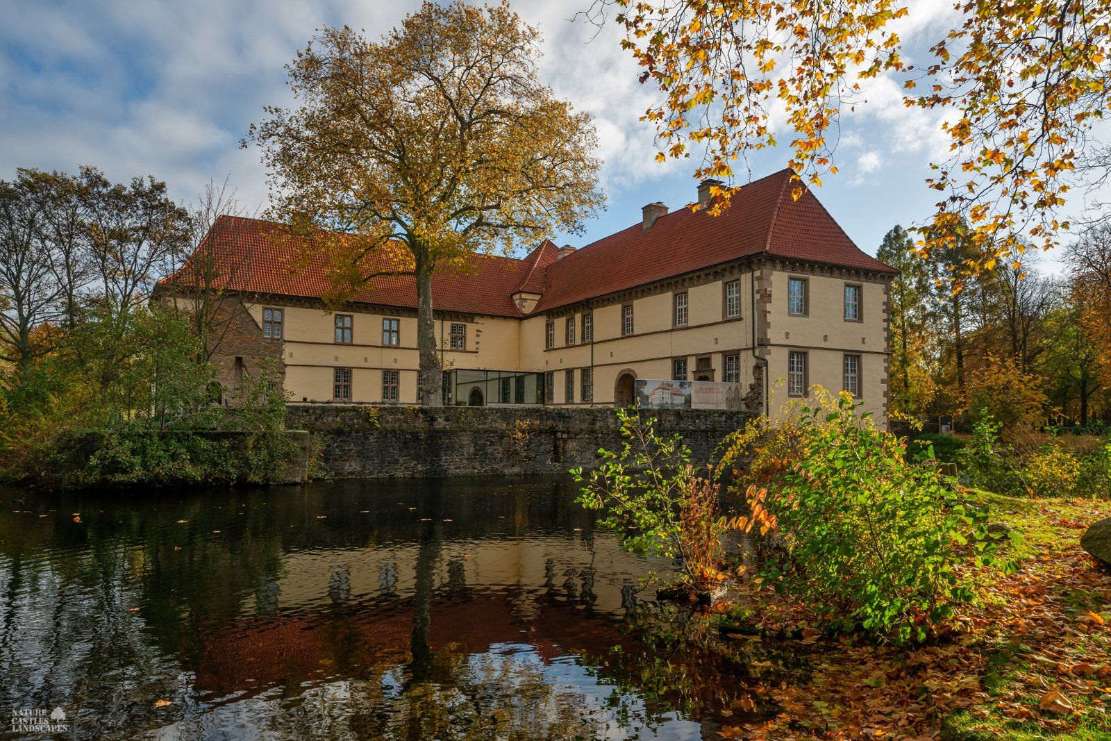 Herbstfarben vor schloss struenkede