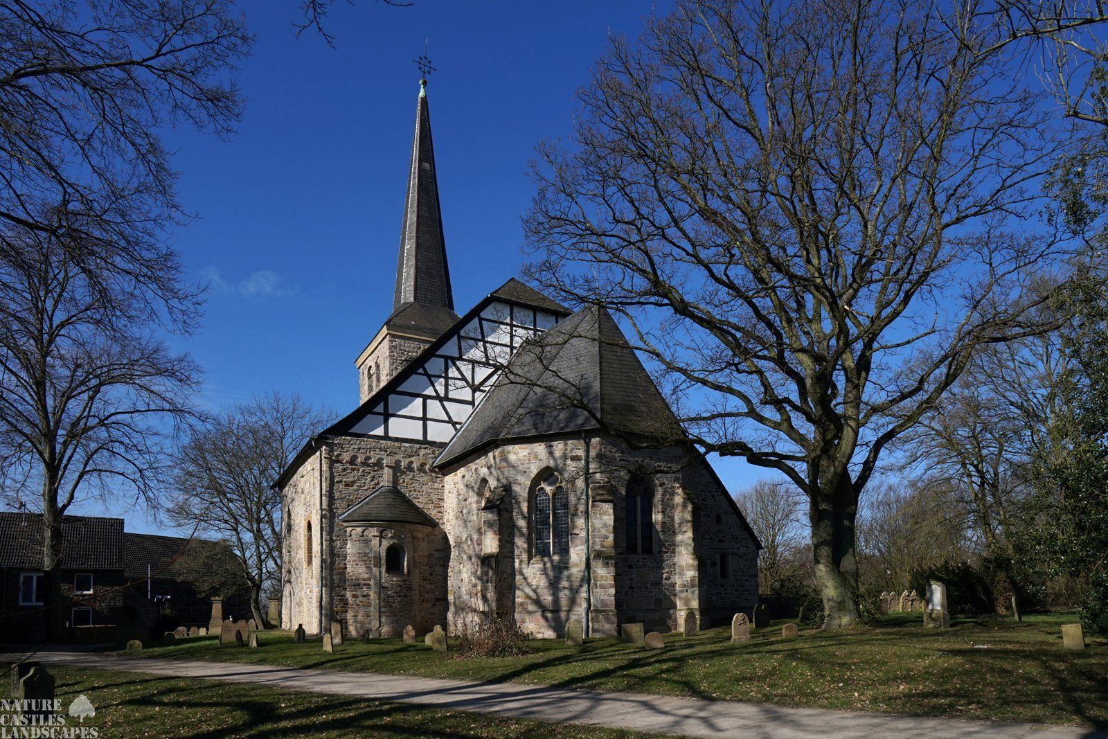 Fruehling an der Dorfkirche Stiebel