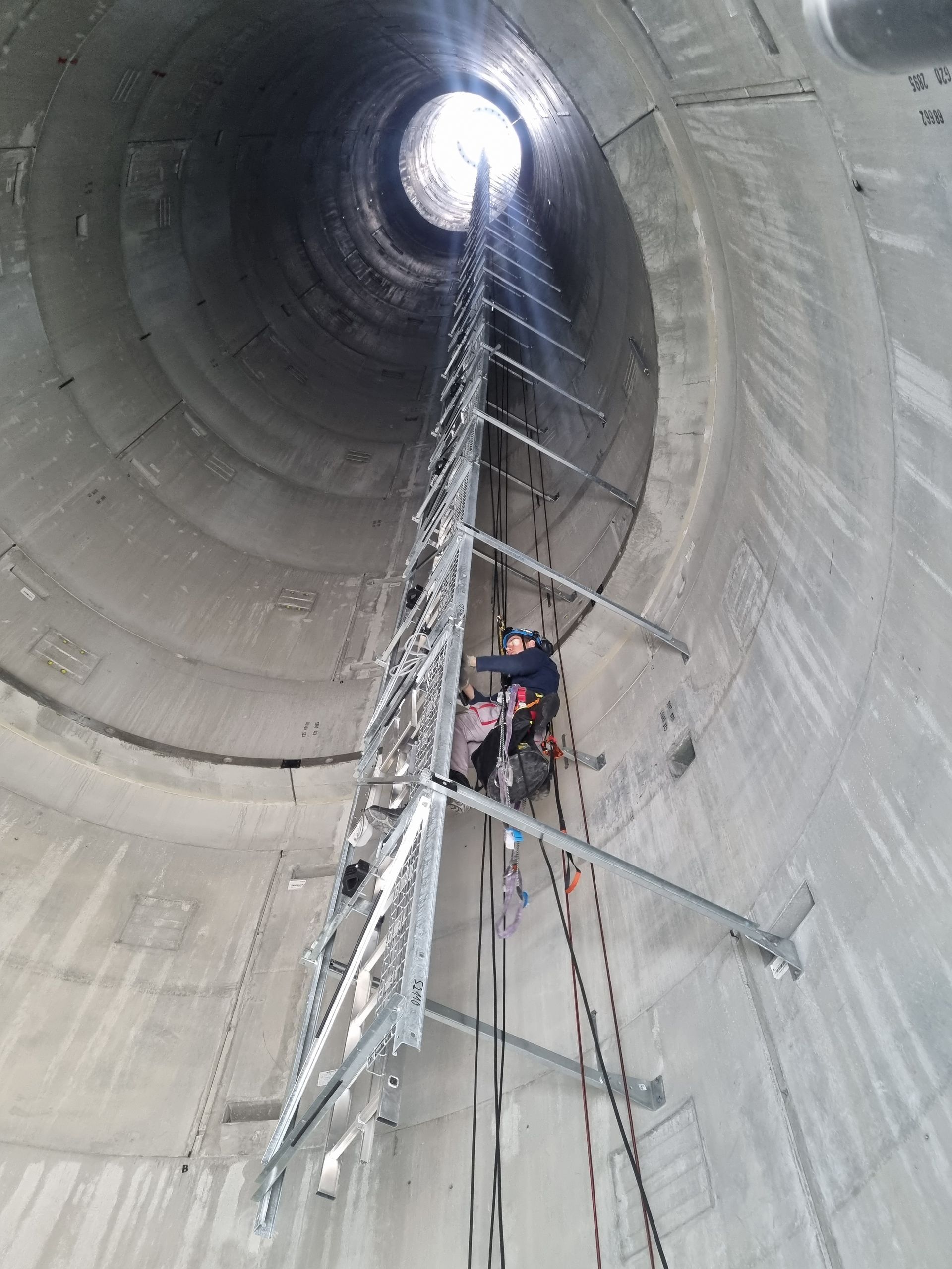 Montage von Leitern und Steigschutz
