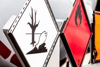 Mit 40 Jahren Erfahrung in der Beratung zum Umgang mit Gefahrstoffen und -gütern unterstützen wir Sie gern.