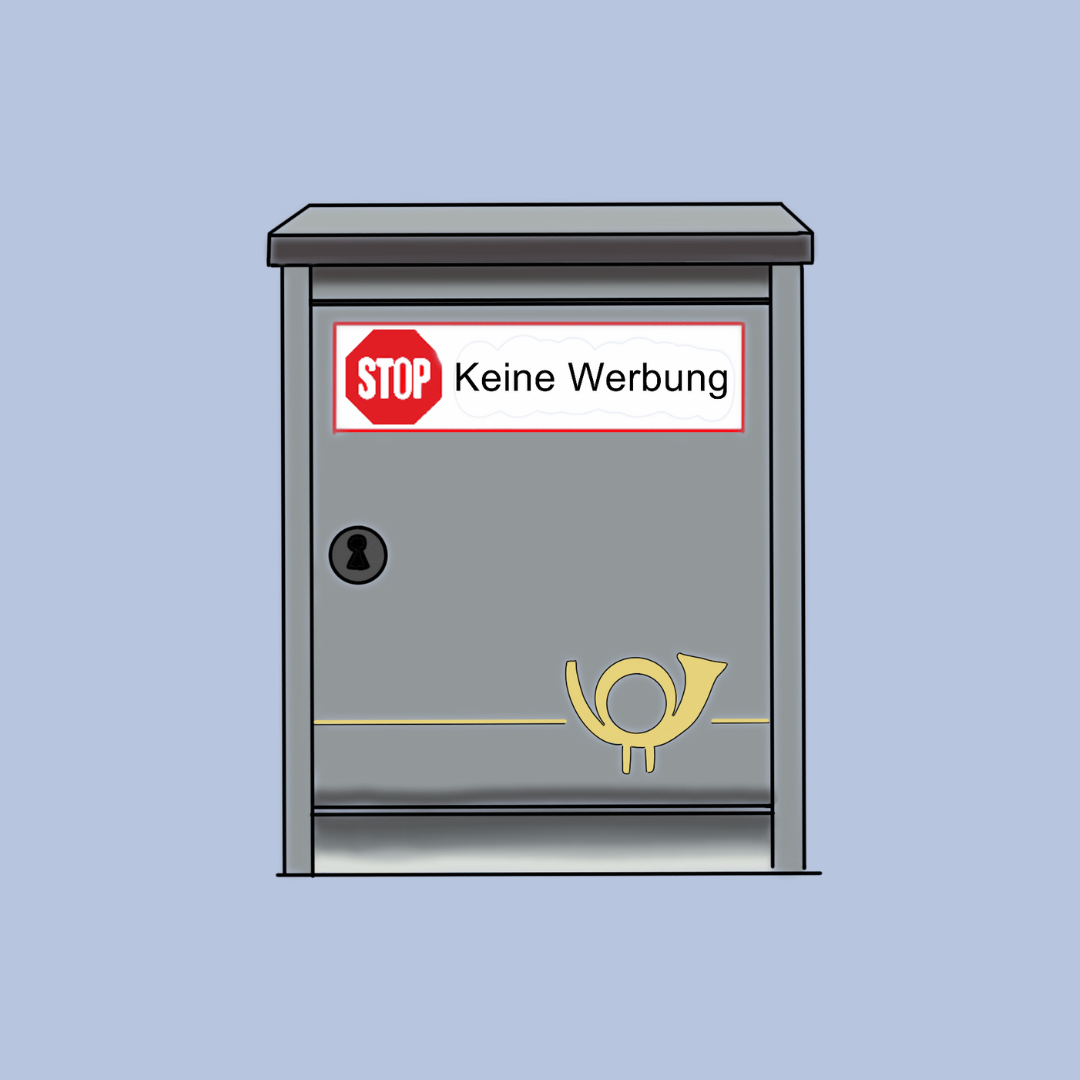 Grauer Briefkasten mit gelbem Posthorn-Symbol. Darauf ein rotes Schild mit dem Text: ‚STOP Keine Werbung‘.