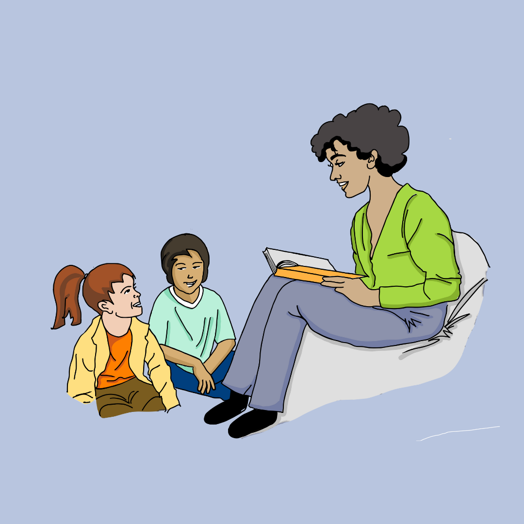 Eine Frau mit grüner Bluse sitzt auf einem weißen Sitzsack und liest zwei Kindern aus einem Buch vor. Die Kinder hören aufmerksam zu.