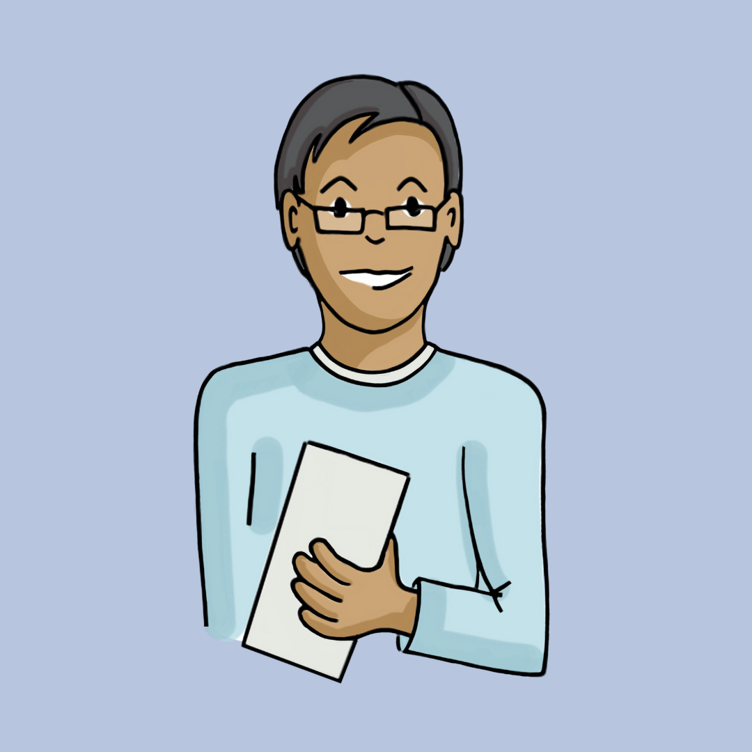 Ein lächelnder Mann mit Brille und dunklen Haaren hält ein weißes Blatt Papier in der Hand. Er trägt ein hellblaues langärmliges Oberteil.