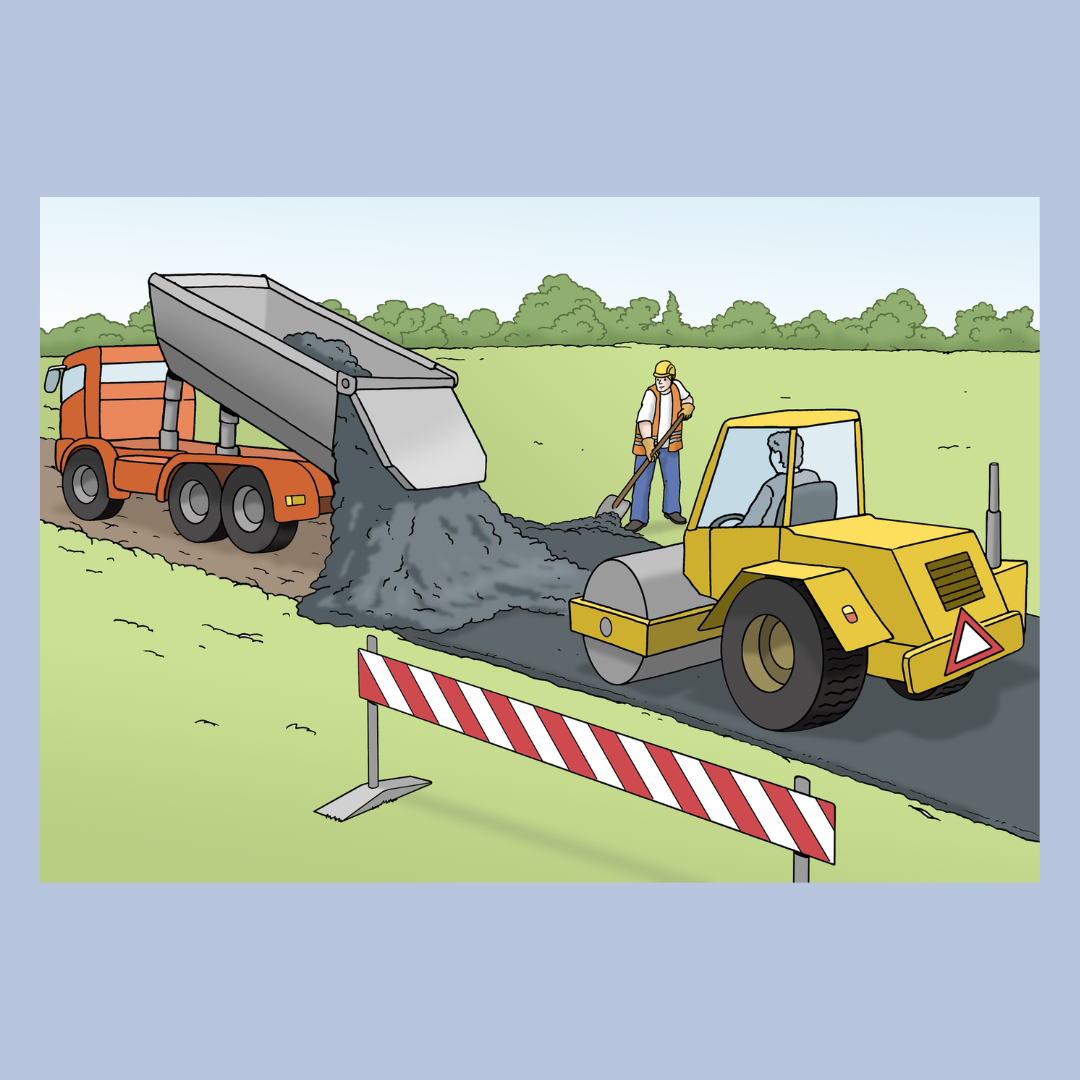 Ein Baustellenfahrzeug kippt Asphalt auf einen Weg, ein Bauarbeiter steht daneben, und eine gelbe Walze glättet die frische Fahrbahn. Im Vordergrund steht eine rot-weiße Absperrung.