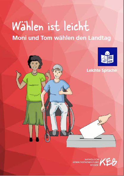 Titelbild einer Broschüre in Leichter Sprache. Links steht eine Frau mit dunkler Haut und grünem Kleid, rechts sitzt ein Mann im Rollstuhl. Beide lächeln und zeigen Daumen hoch. Rechts unten steckt eine Hand einen Wahlzettel in eine Wahlurne. Text: „Wählen ist leicht – Moni und Tom wählen den Landtag“.