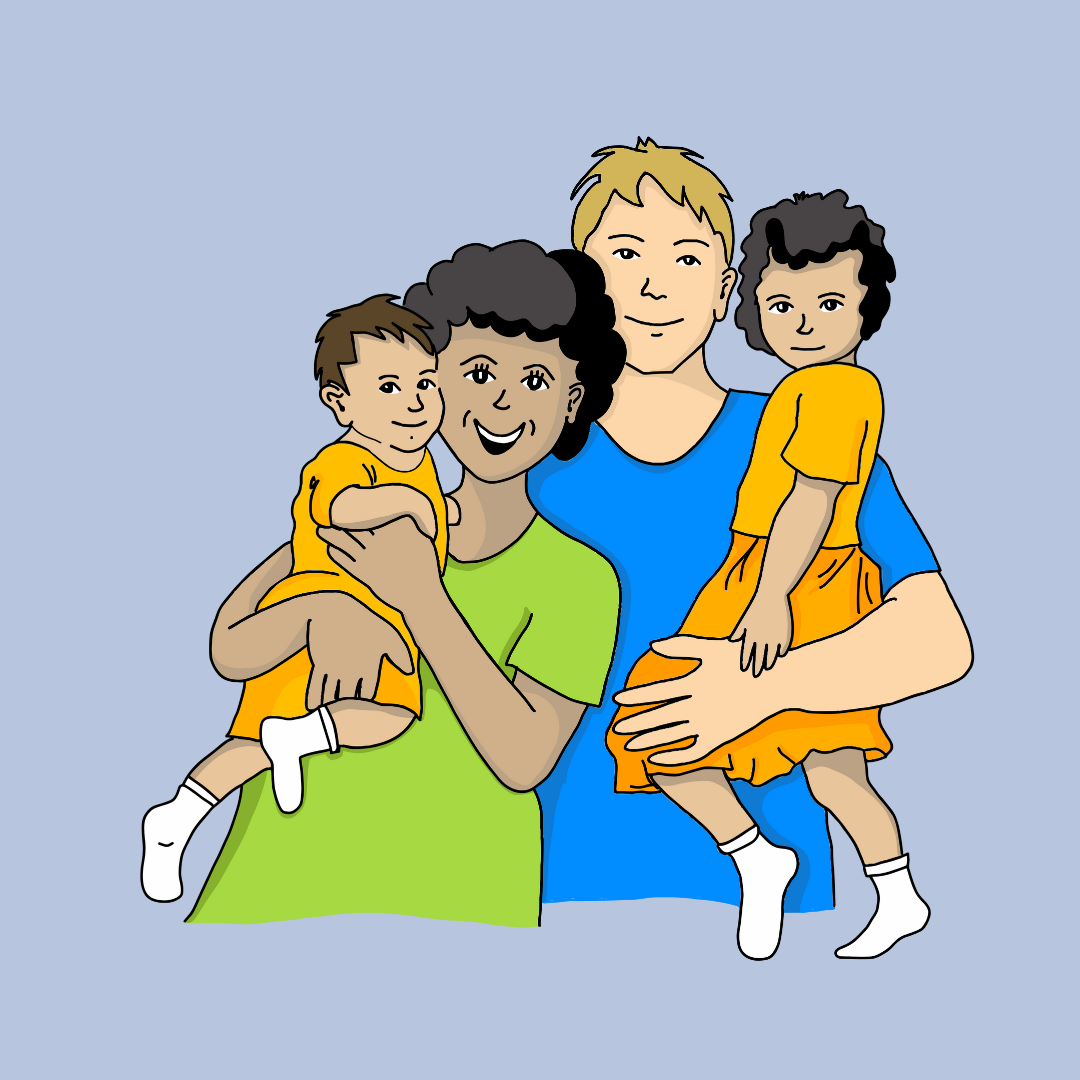 Eine diverse Familie mit zwei Erwachsenen und zwei Kleinkindern, alle lächeln. Ein Erwachsener trägt grün, der andere blau, die Kinder tragen Orange.