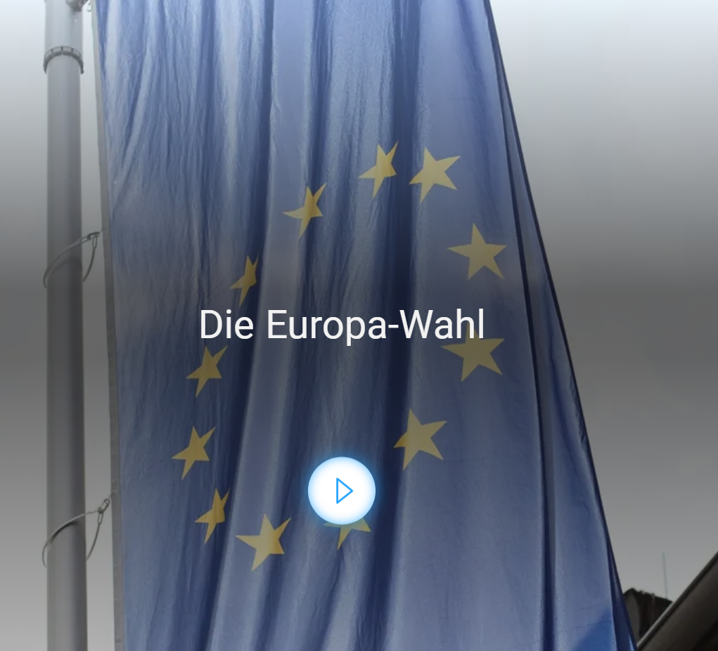 Blau-gelbe EU-Flagge mit zwölf Sternen weht im Wind an einem Fahnenmast. In der Mitte steht der Text „Die Europa-Wahl“. Darunter befindet sich ein Play-Symbol, das auf ein Video hinweist.