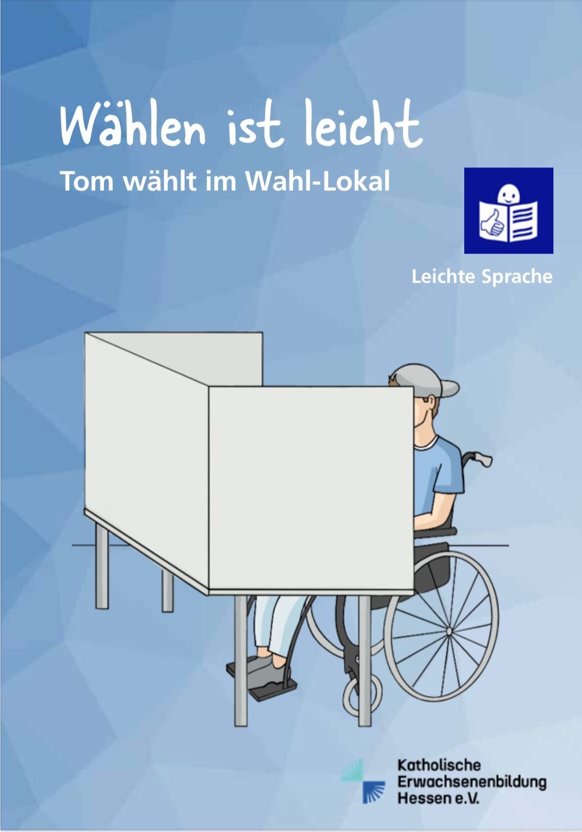 Ein Mann im Rollstuhl sitzt an einer Wahlkabine. Aufschrift: „Wählen ist leicht – Tom wählt im Wahl-Lokal“. Symbol für Leichte Sprache.