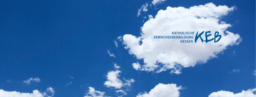 blauer Himmel mit hellen Wolken und Logo: Katholische Erwachsenenbildung Hessen