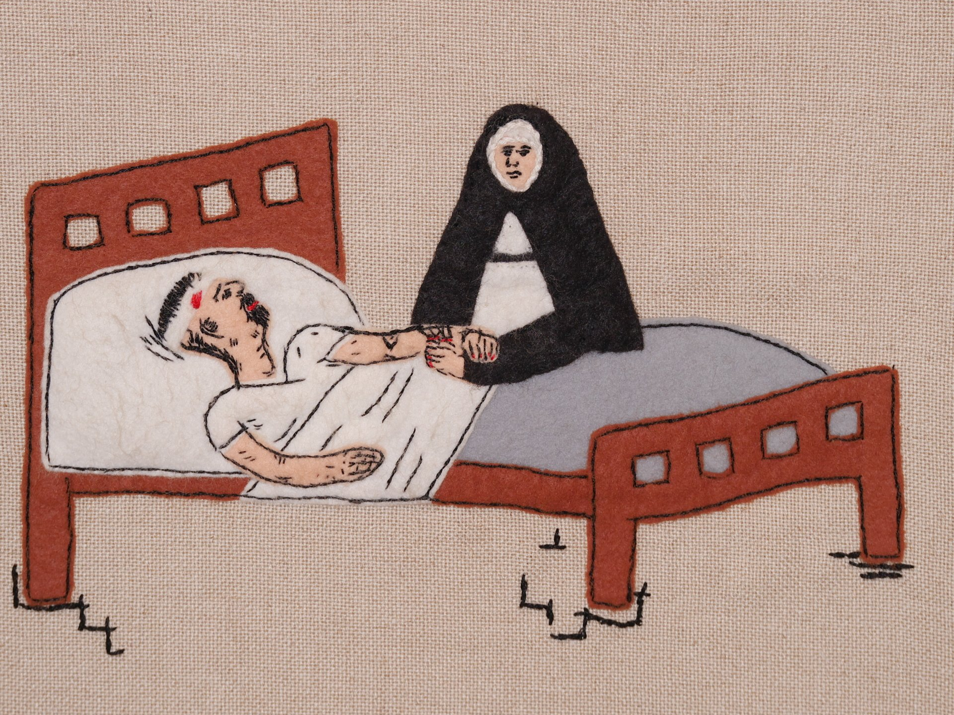 gesticktes Bild von Katharina an einem Krankenbett