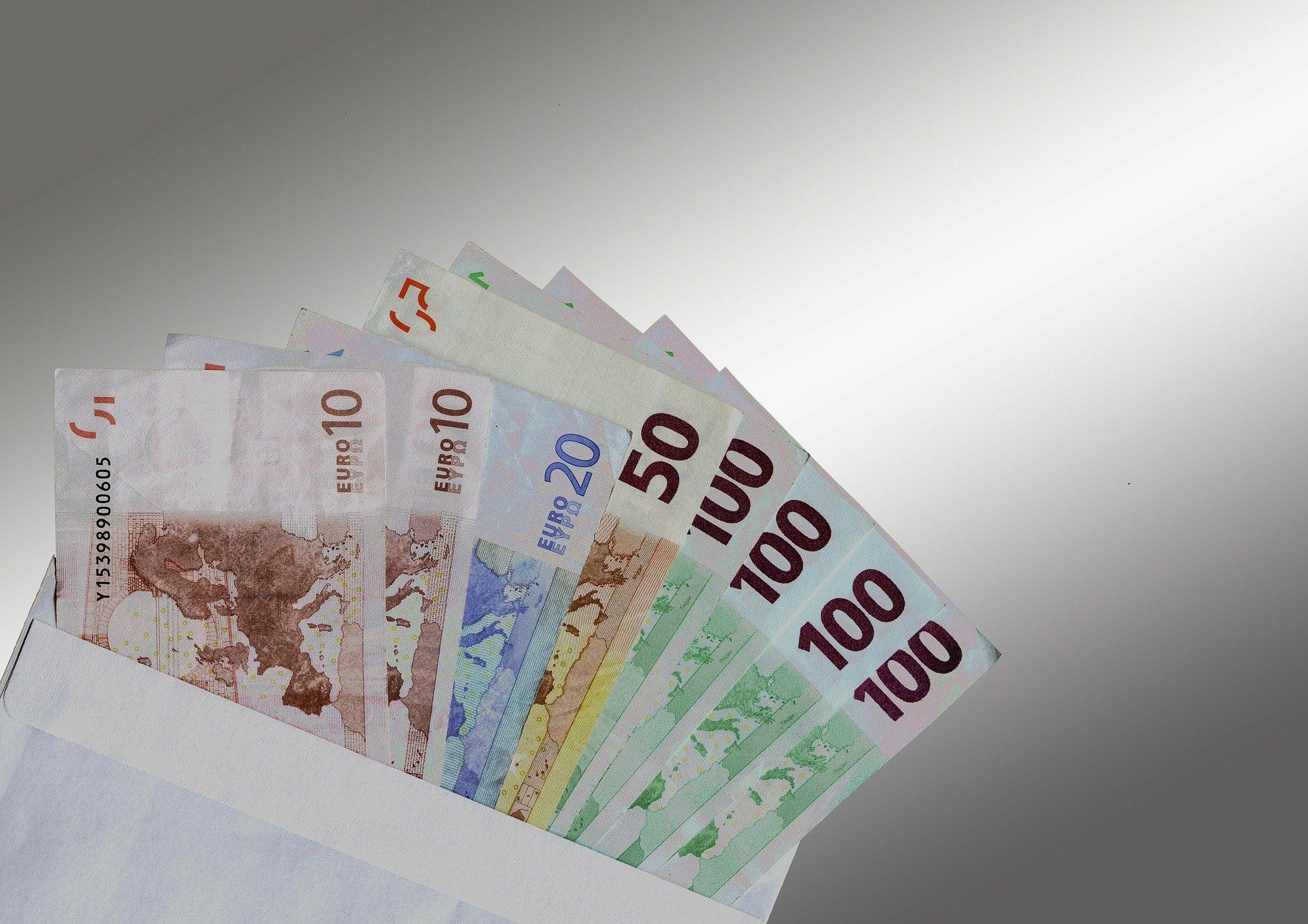 Briefumschlag mit verschiedenen Euro-Scheinen, vor allem 100 Euro Scheine